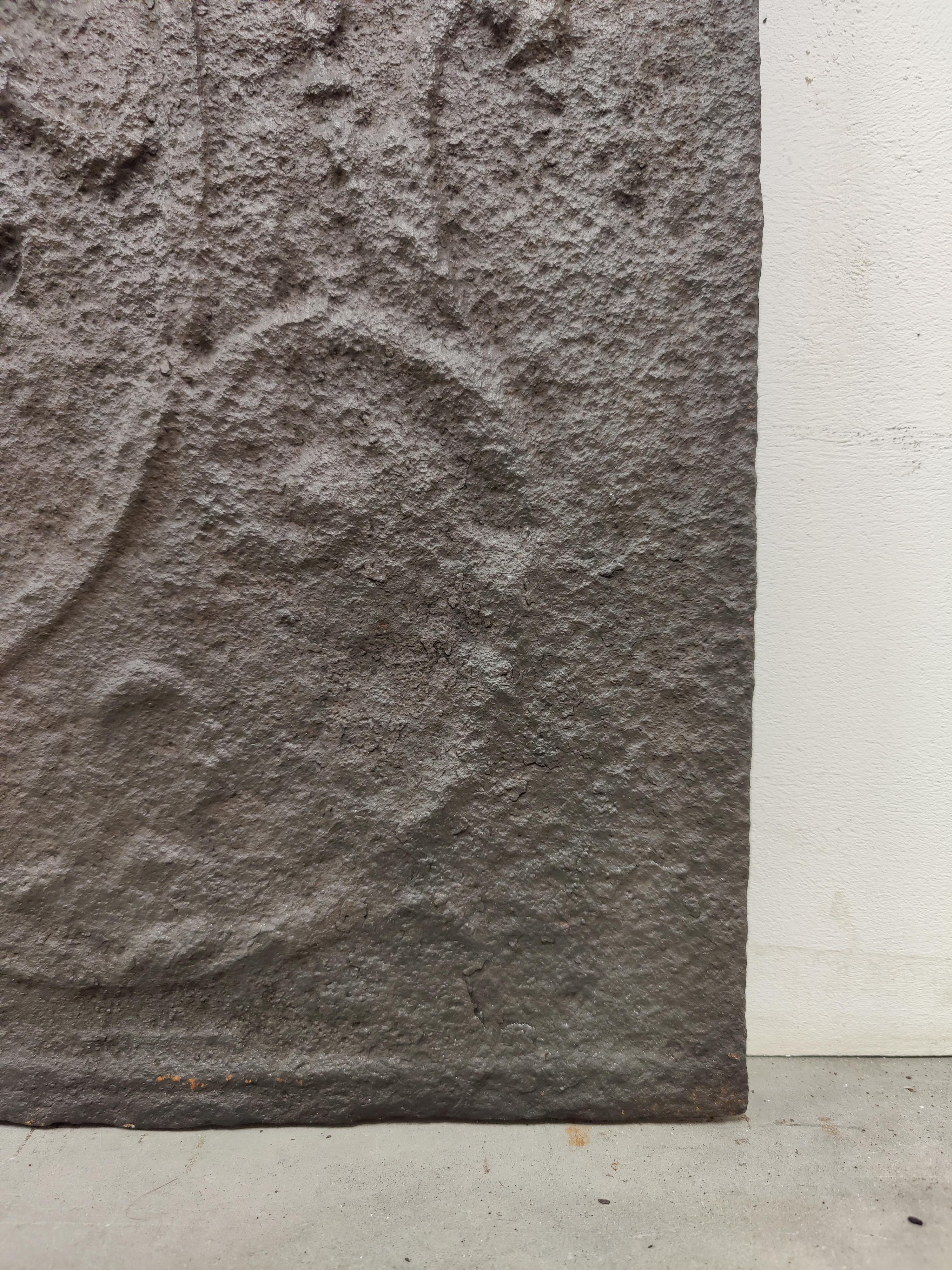 Antique Fireback / Backsplash, Woman Holding Mirror In Distressed Condition For Sale In Haarlem, Noord-Holland