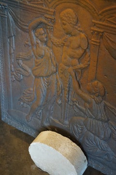 Antiker antiker Kaminschirm mit der Darstellung zweier Frauen, die eine heroische Figur schmücken