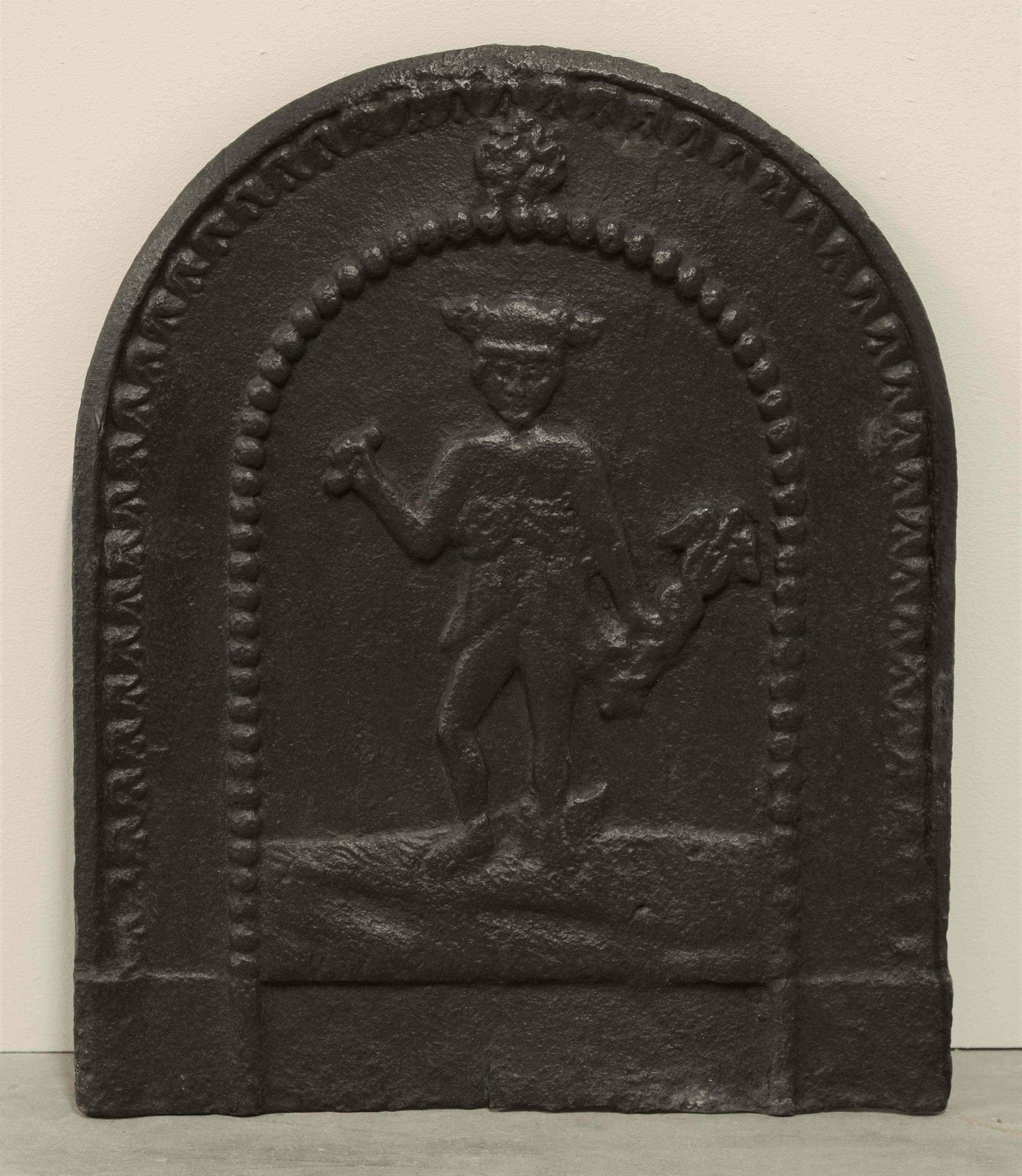 Little decorative cast iron antique fireback displaying a Jester.

Tiny crack on the bottom.
Perfect as backslash.