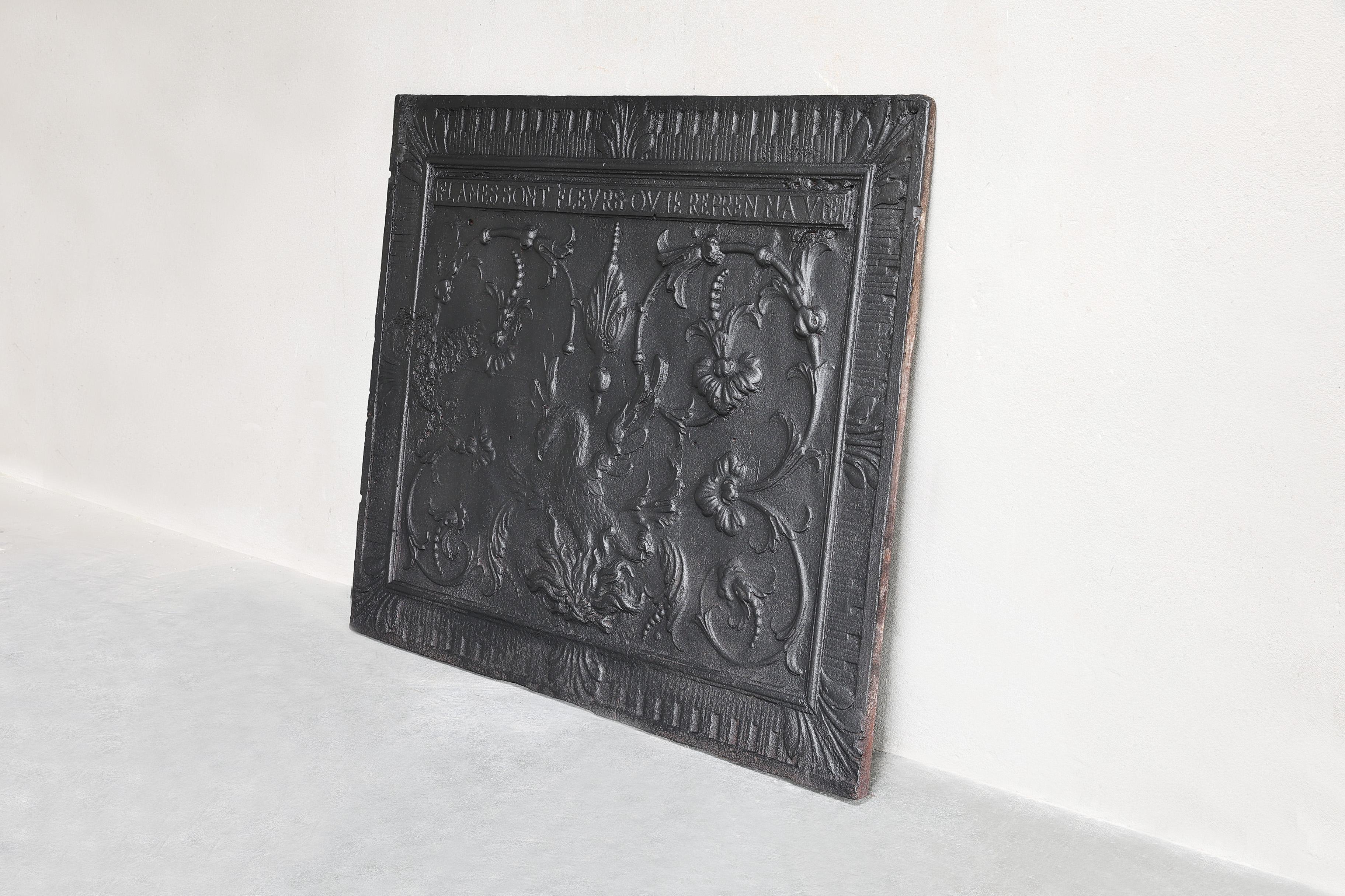 Antique fireback from cast iron from the 18th century In Good Condition For Sale In Made, NL