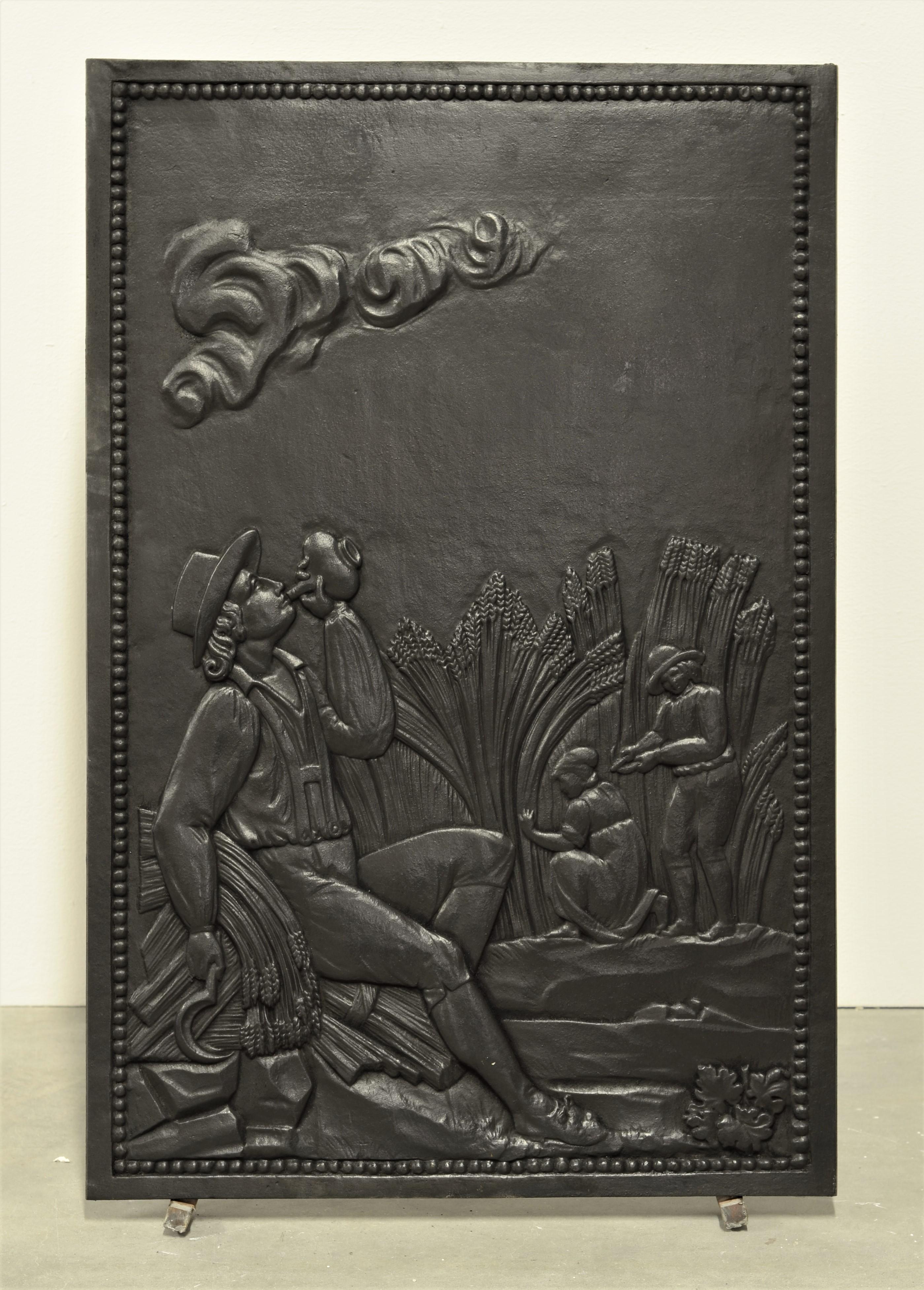 - Antique fireback or backsplash - Drinking During the Corn Harvest-

A nice decorative, detailed and tall fireback/ backsplash.

Displaying a harvester taking a brake and drinking from his flask while two workers keep working in the