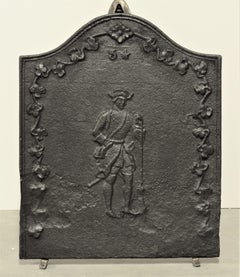 Antico parafuoco o backsplash che mostra un comandante a tre stelle