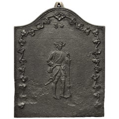 Plaque de cheminée ou crédence ancienne montrant un commandant à trois étoiles