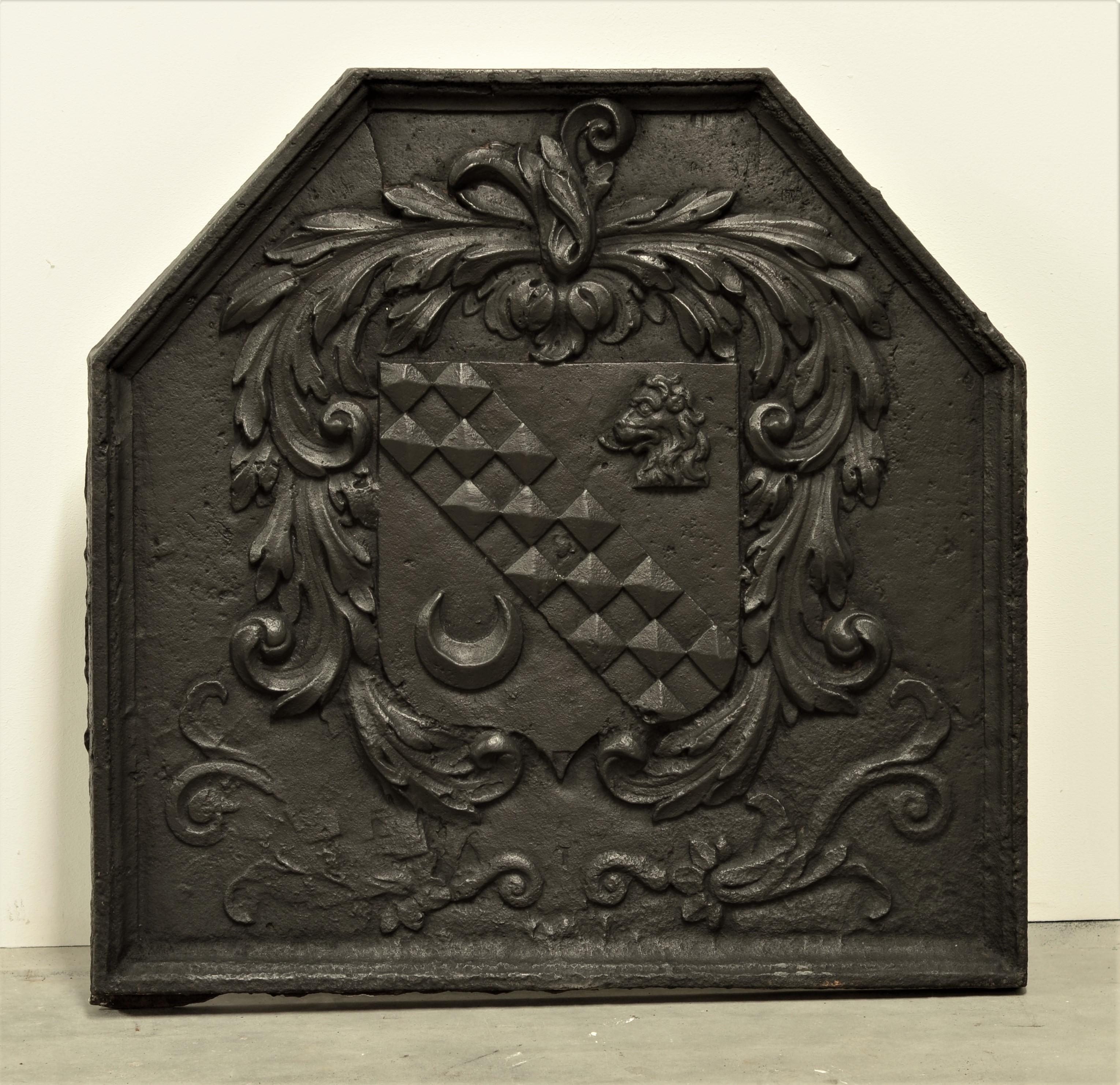Beautiful antique cast iron fireback / backsplash.
Great condition very detailed.

The lion in the crest is a common charge in heraldry. It traditionally symbolises bravery, valour, strength, and royalty, since traditionally, it is regarded as