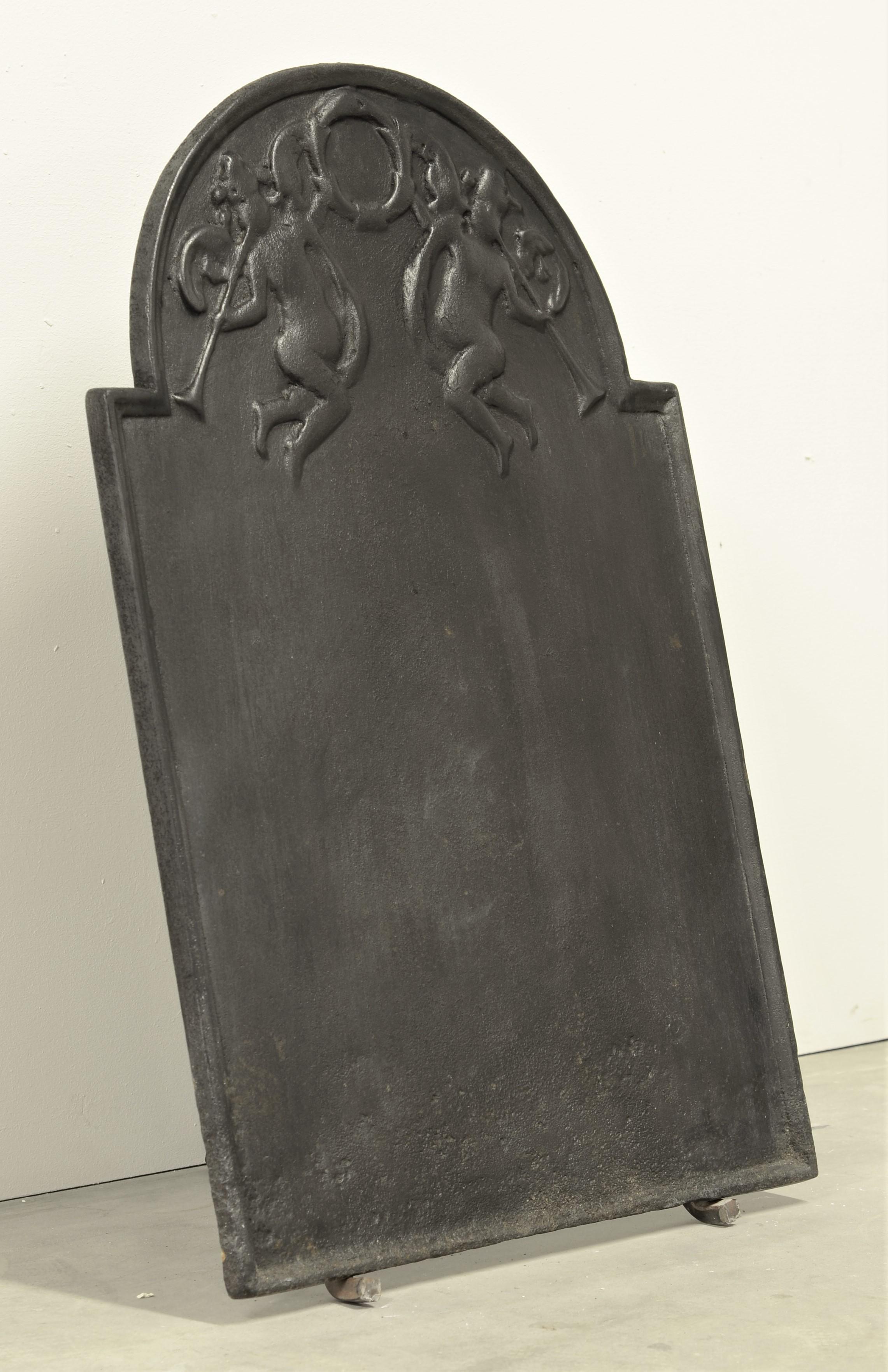 Antiker antiker Kaminschirm oder Rückwand mit zwei Putten, die Trompete spielen (Französisch) im Angebot