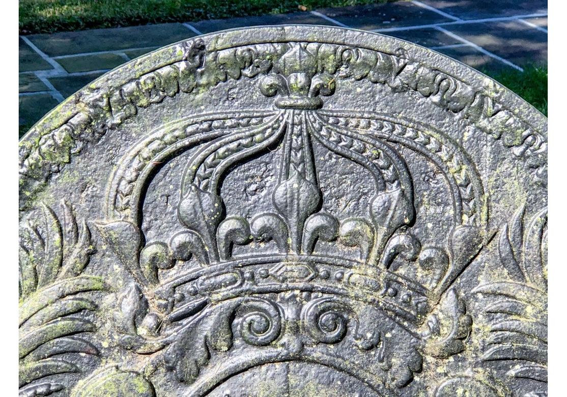 Antiker Kaminschirm mit gekröntem Fleur-de-Lis-Kreuz im Angebot 4