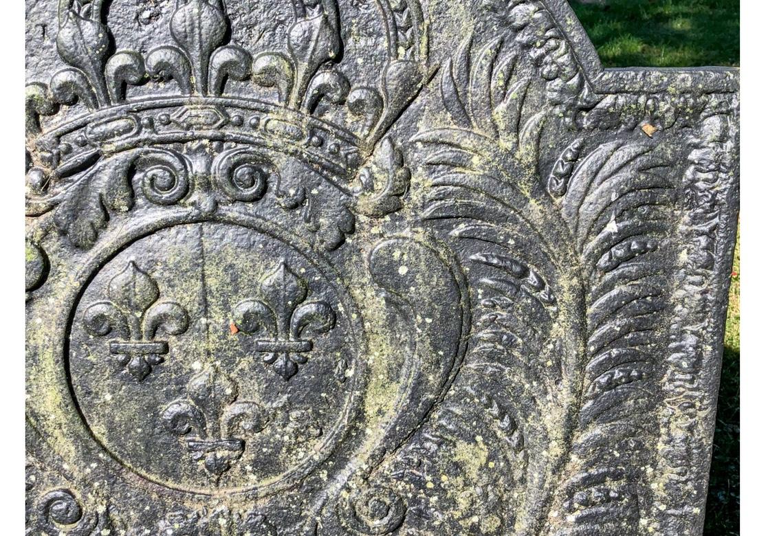 Antiker Kaminschirm mit gekröntem Fleur-de-Lis-Kreuz im Zustand „Gut“ im Angebot in Bridgeport, CT