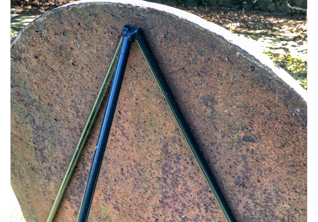 Antiker Kaminschirm mit gekröntem Fleur-de-Lis-Kreuz im Angebot 1