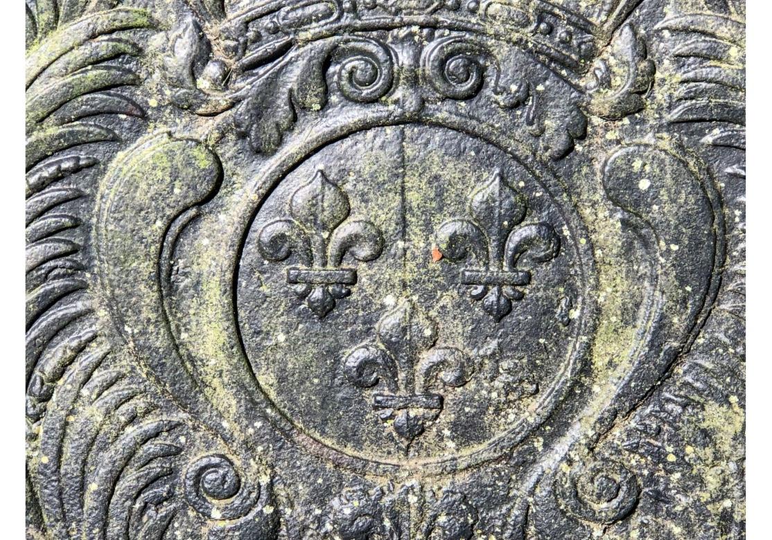 Antiker Kaminschirm mit gekröntem Fleur-de-Lis-Kreuz im Angebot 2