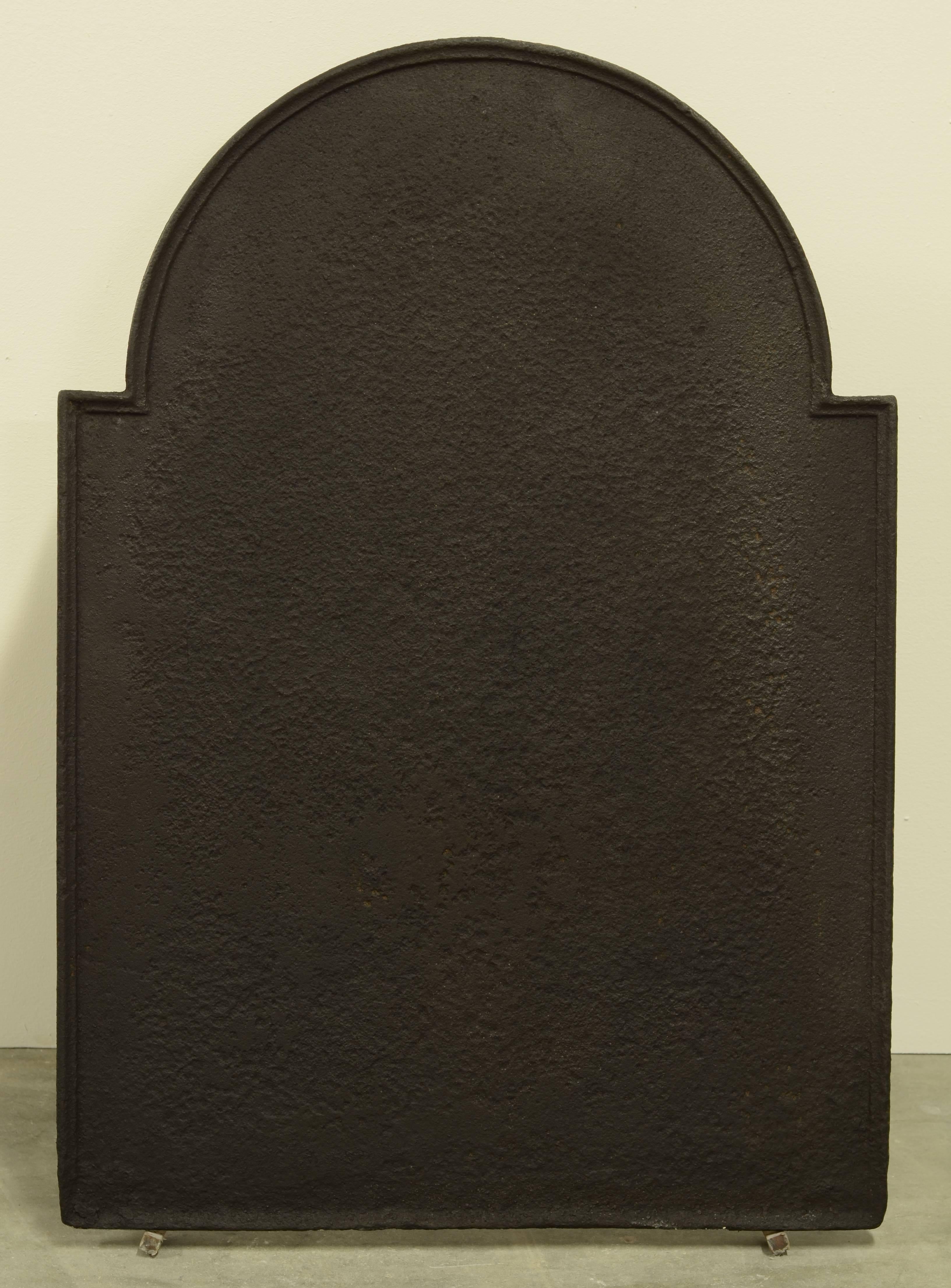 19th century cast iron French fireback, simple but very nice.

Can be supplied with stand.
Excellent condition, to be used in a fireplace or as a backsplash.