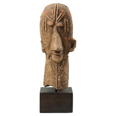 Antigua cabeza conmemorativa de arcilla cocida del pueblo Bura, Níger, sobre base de madera