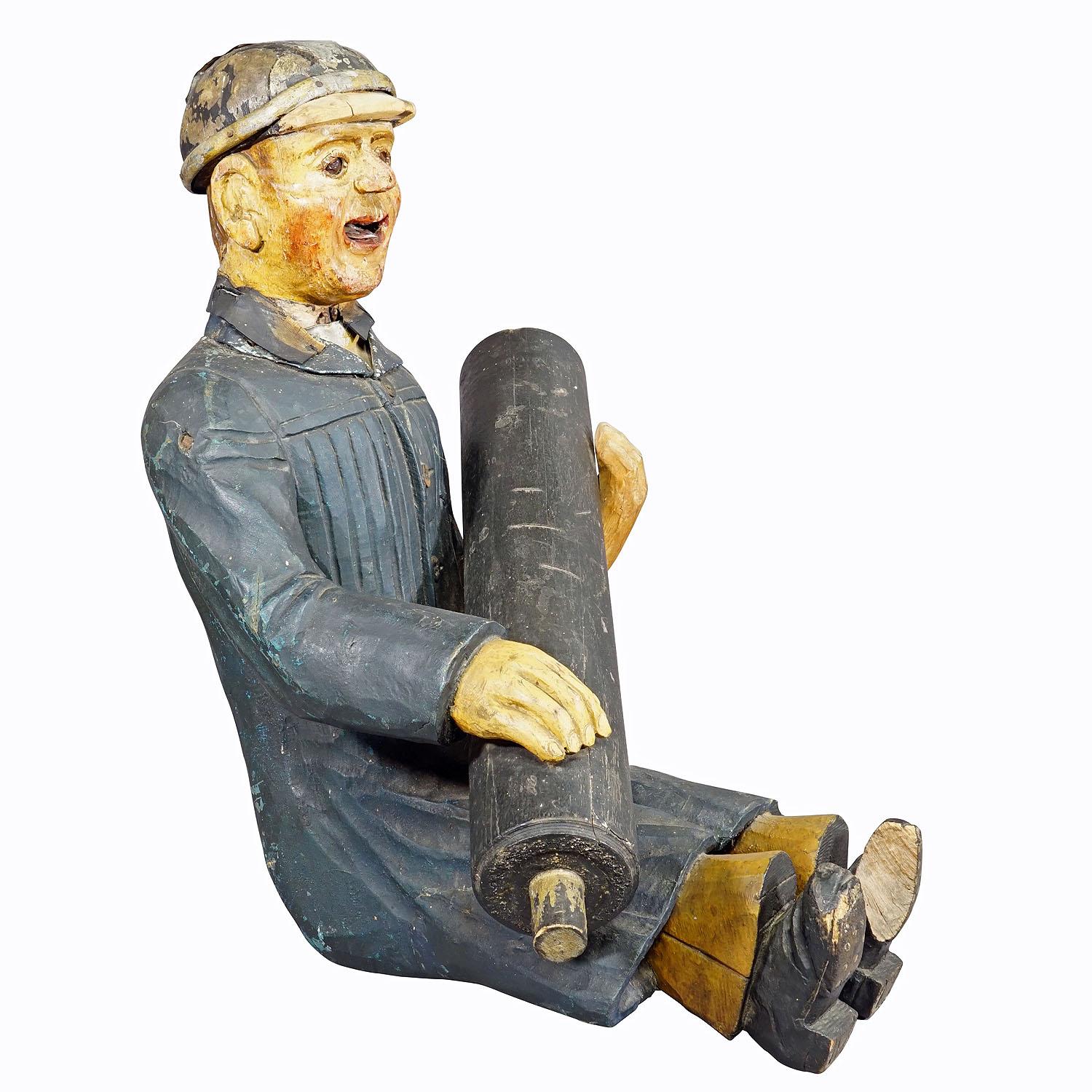 Antiker Feuermann aus einem Kinderwagen, Deutschland 1920er Jahre

Eine antike Holzskulptur eines Feuerwehrmanns. Wurde früher als Dekoration für das Feuerwehrauto eines bayerischen Kinderkarussells verwendet. Der Kopf verfügt über einen Mechanismus