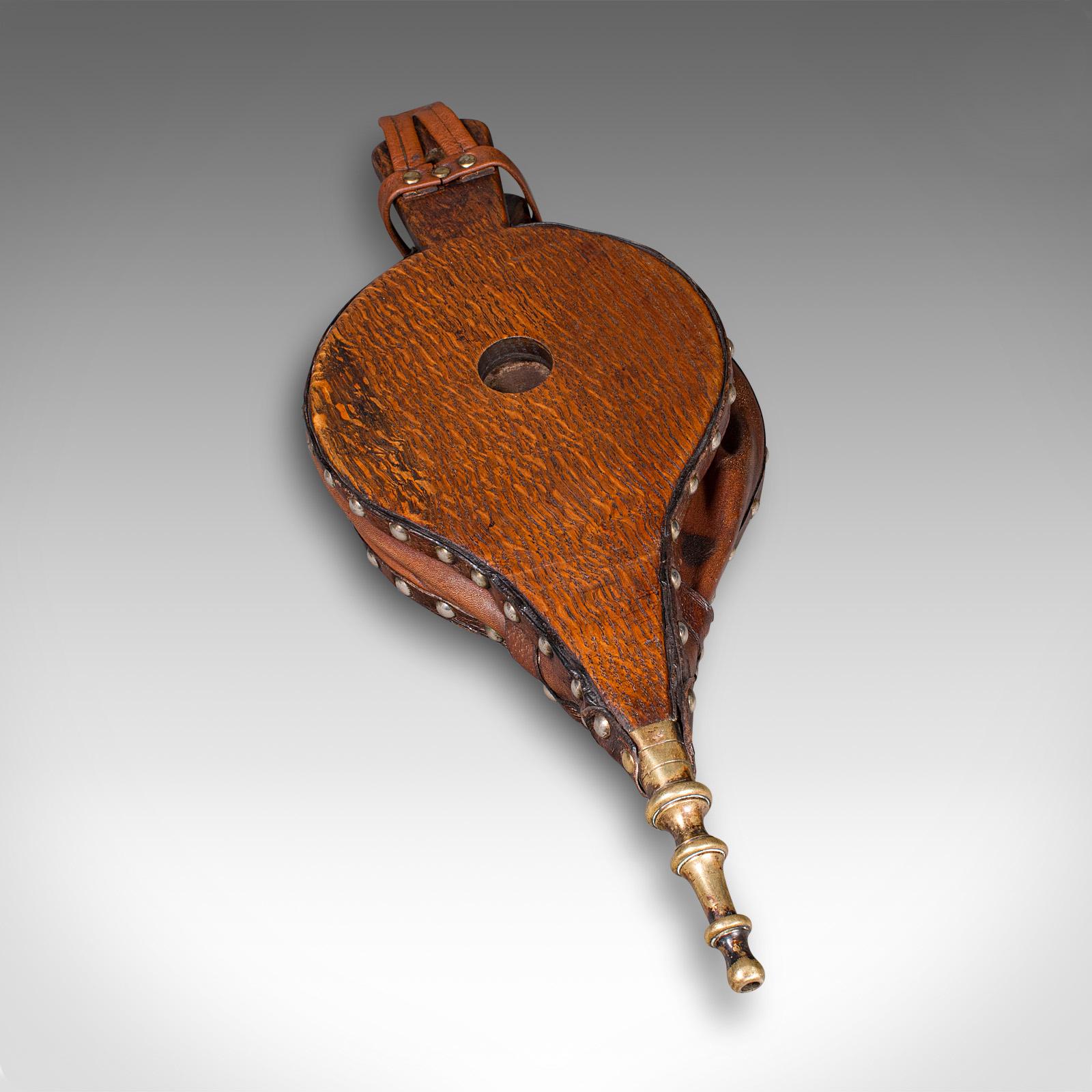 Britannico Antico Bellows per caminetto, inglese, quercia, cuoio, strumento per il fuoco, vittoriano, C.C. 1880 in vendita