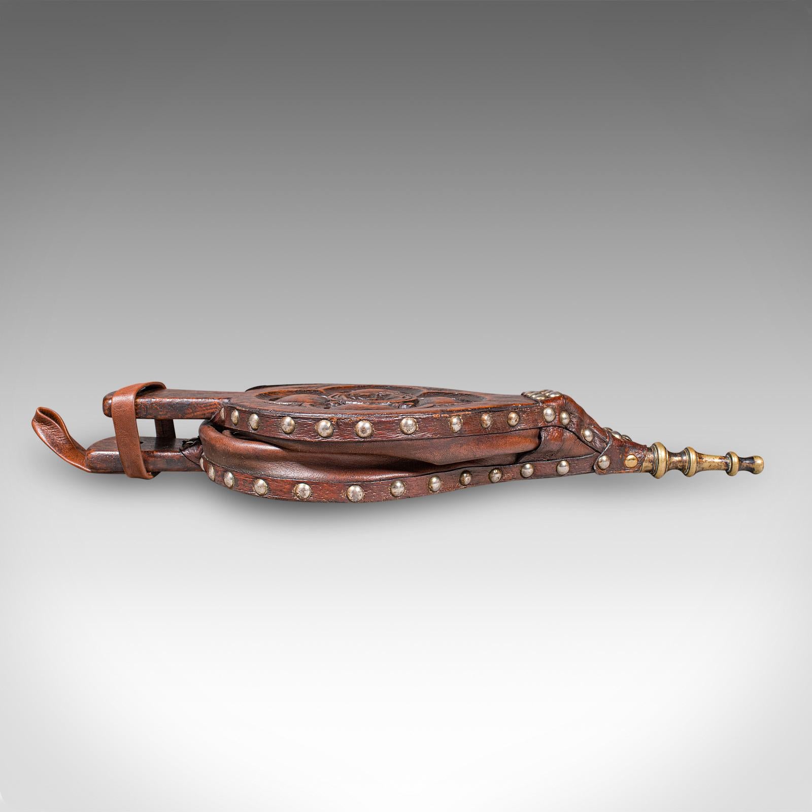 Pelle Antico Bellows per caminetto, inglese, quercia, cuoio, strumento per il fuoco, vittoriano, C.C. 1880 in vendita