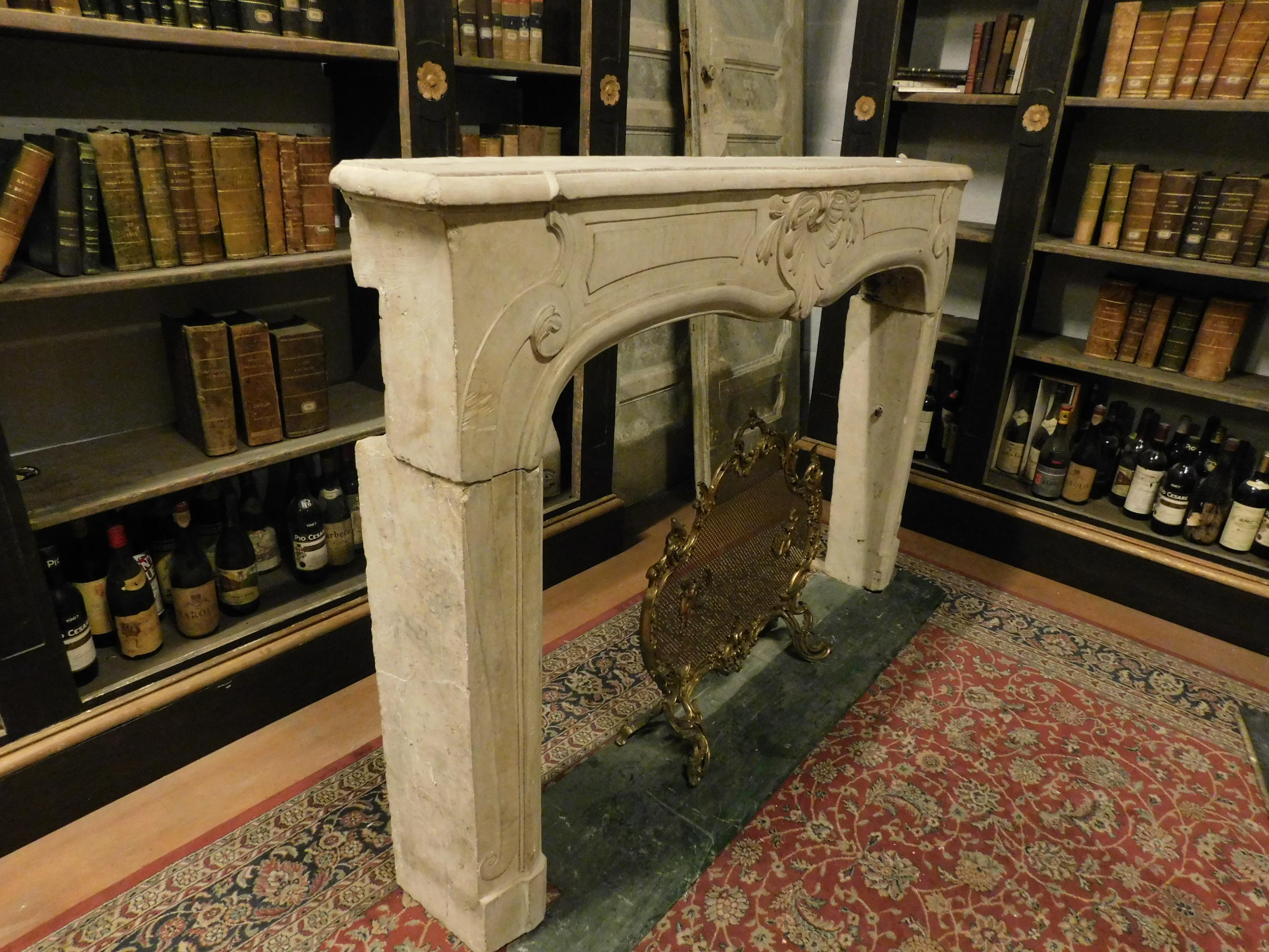 Antique Fireplace in Beige Stone from Nimes, Shell and Flowers, France, 1700 In Good Condition In Cuneo, Italy (CN)