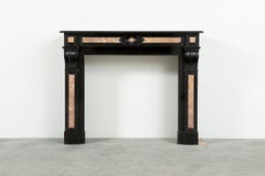 Cheminée d'antiquités en marbre noir