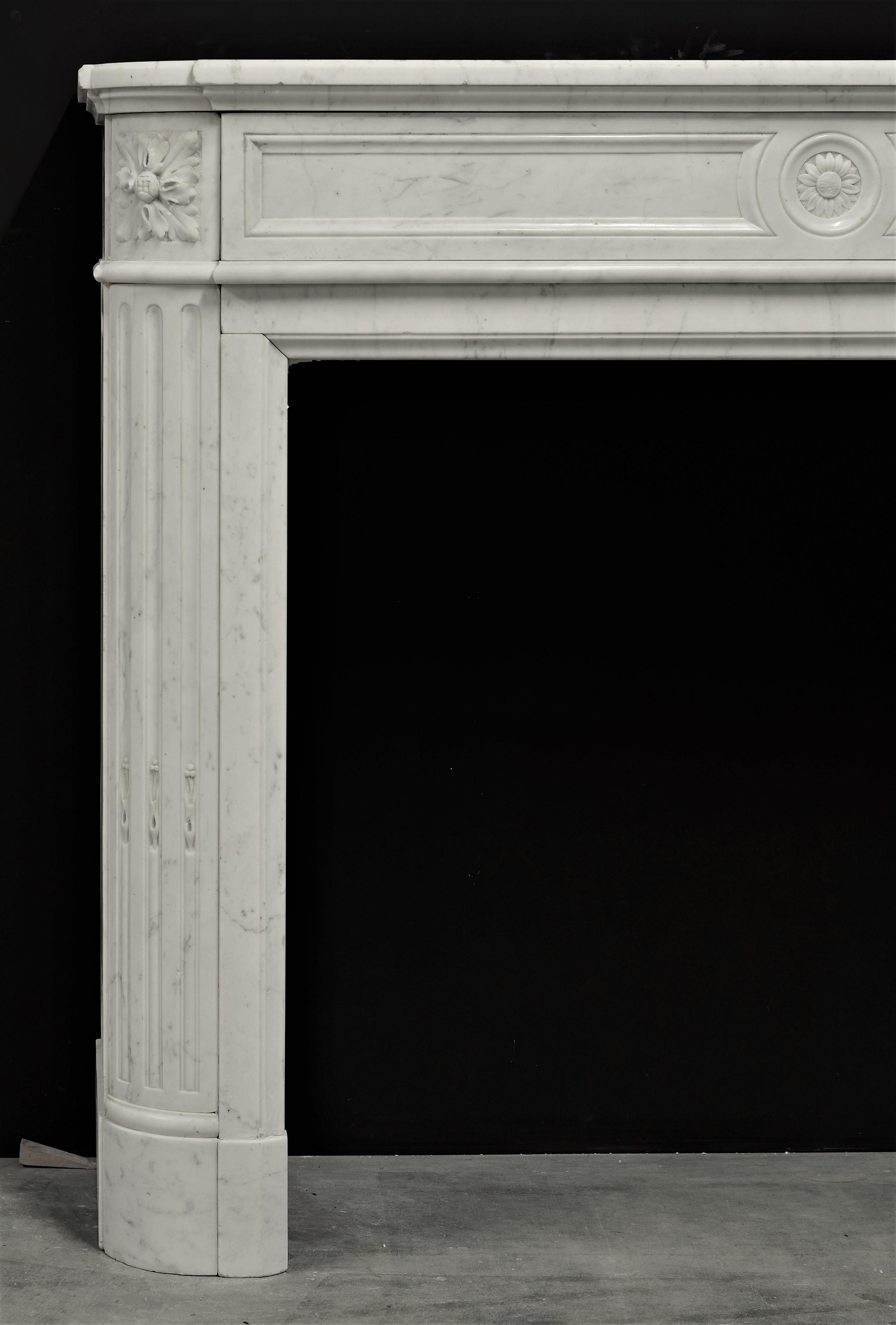 Antique Fireplace in Carrara Marble, Louis XVI Style, 19th Century Paris, France In Good Condition In Haarlem, Noord-Holland
