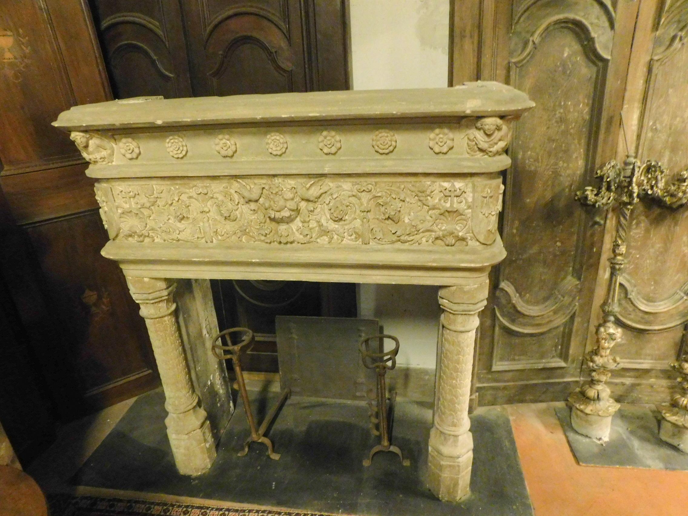 Antique Fireplace in Gray Stone, Birds, Flowers and Cherubs, 1800, Italy In Good Condition For Sale In Cuneo, Italy (CN)