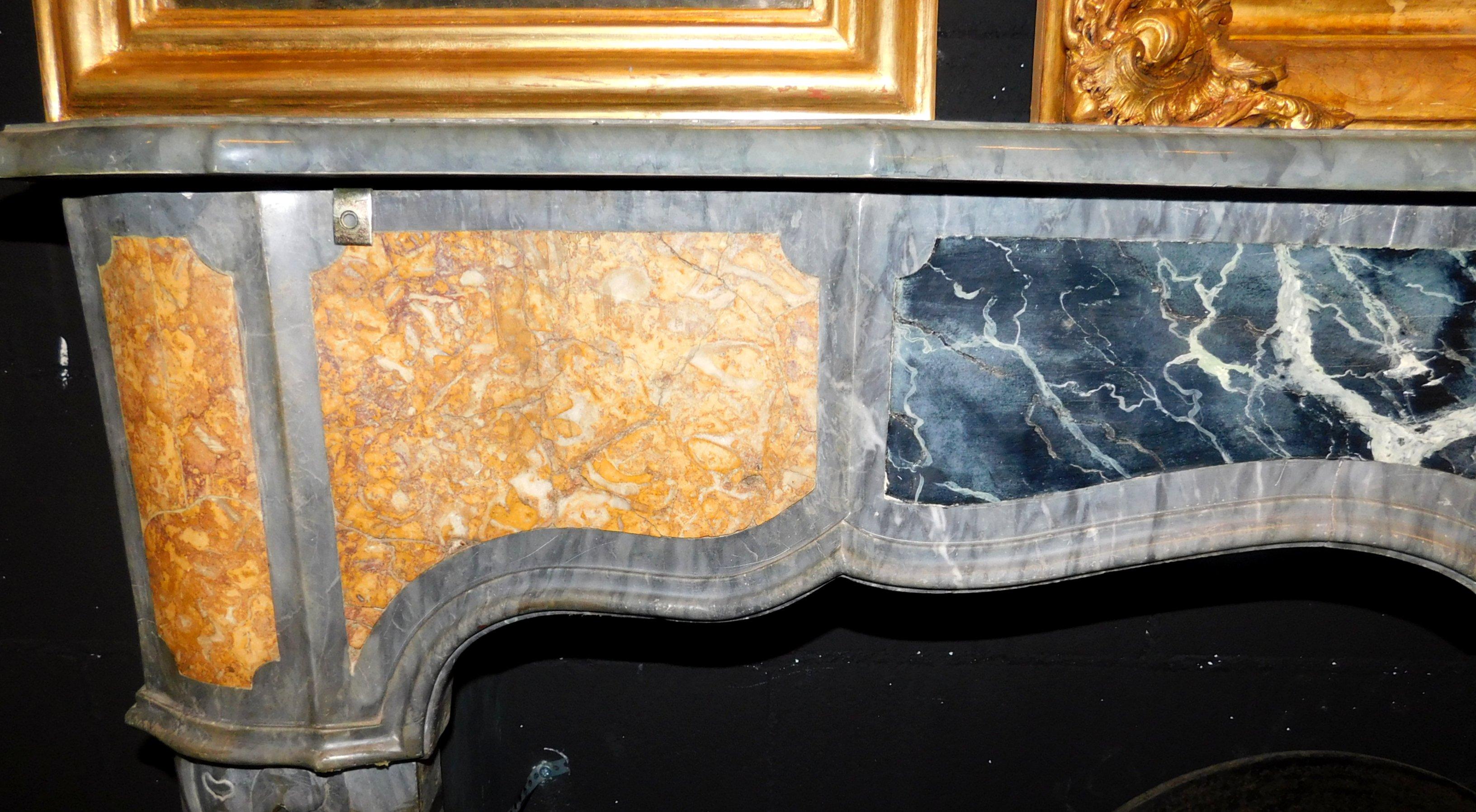 Antique Fireplace in Inlaid Gray, Black and Yellow Marble, Shell, 1700 Italy For Sale 9
