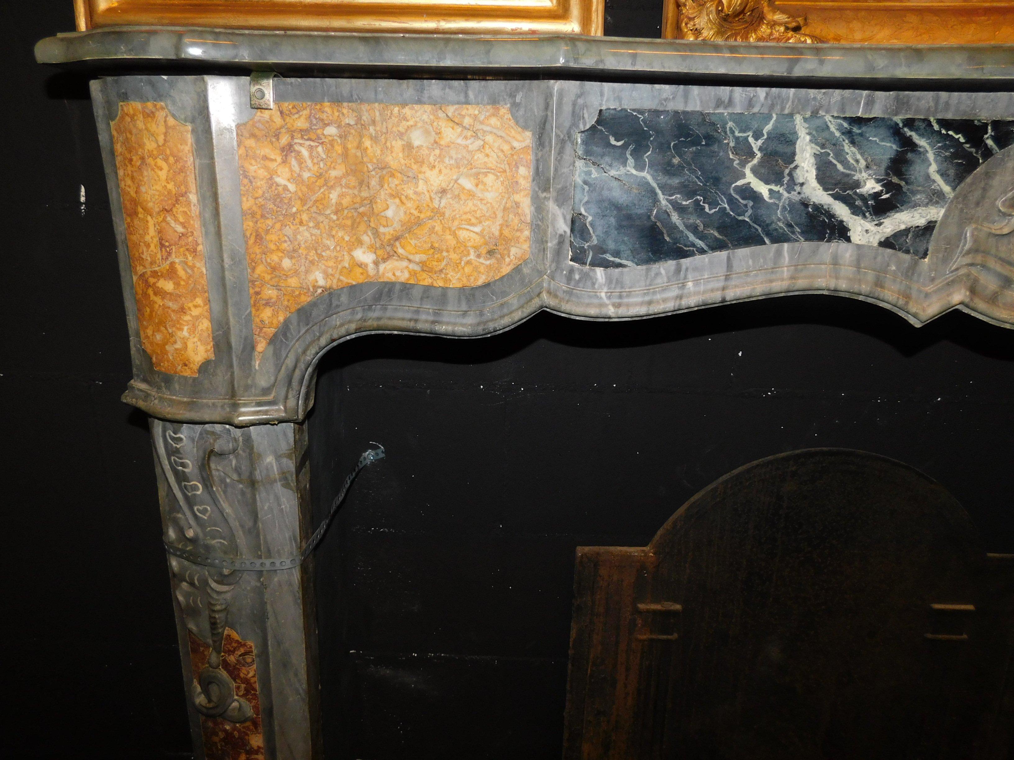 Antique Fireplace in Inlaid Gray, Black and Yellow Marble, Shell, 1700 Italy For Sale 10