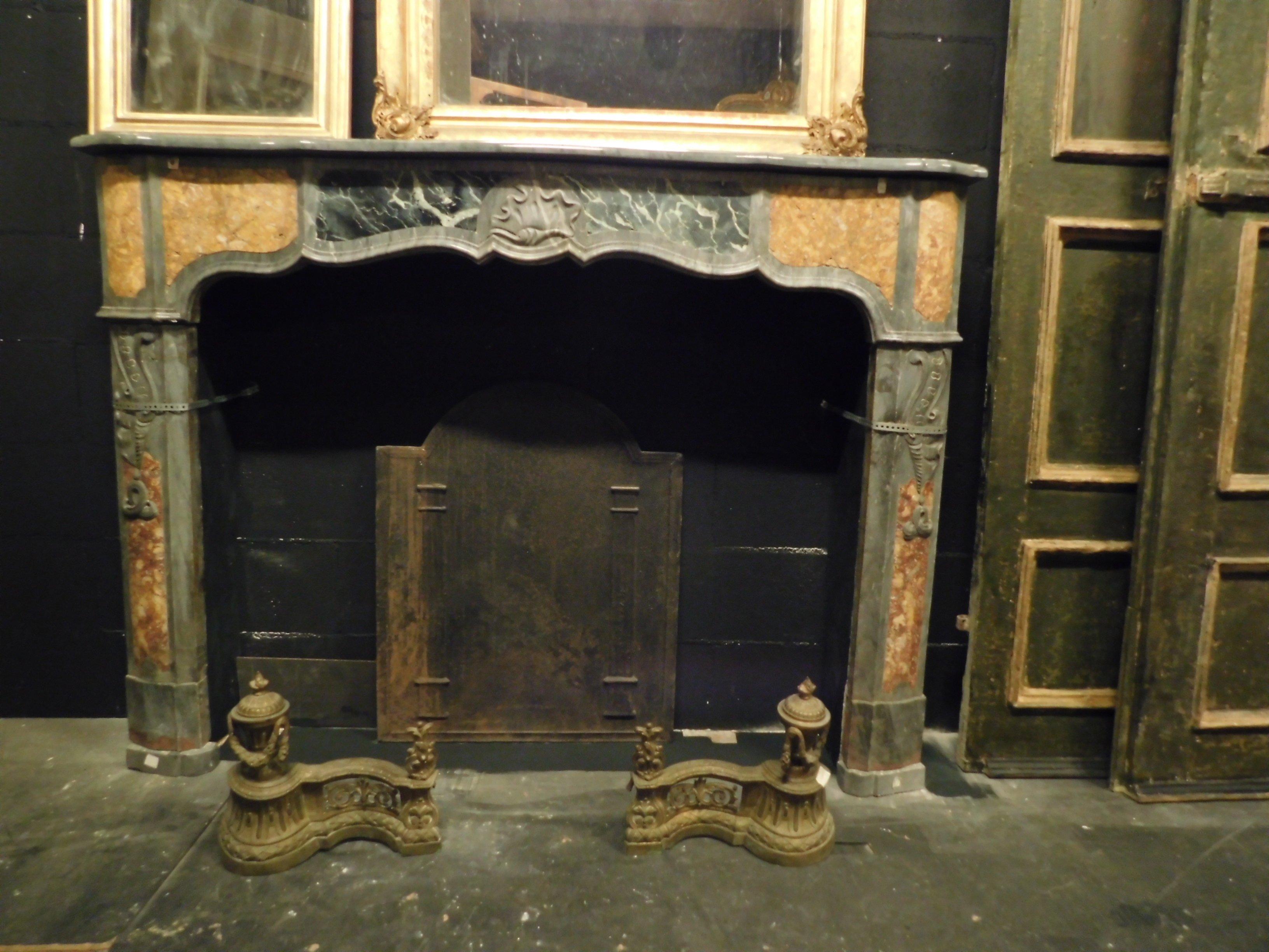 Ancient fireplace in inlaid gray, black and yellow marble, hand carved by an artist of the time with a central shell, and inlaid decorations on the sides. It has a nice move and gives light and colorful elegance to the room thanks to its precious