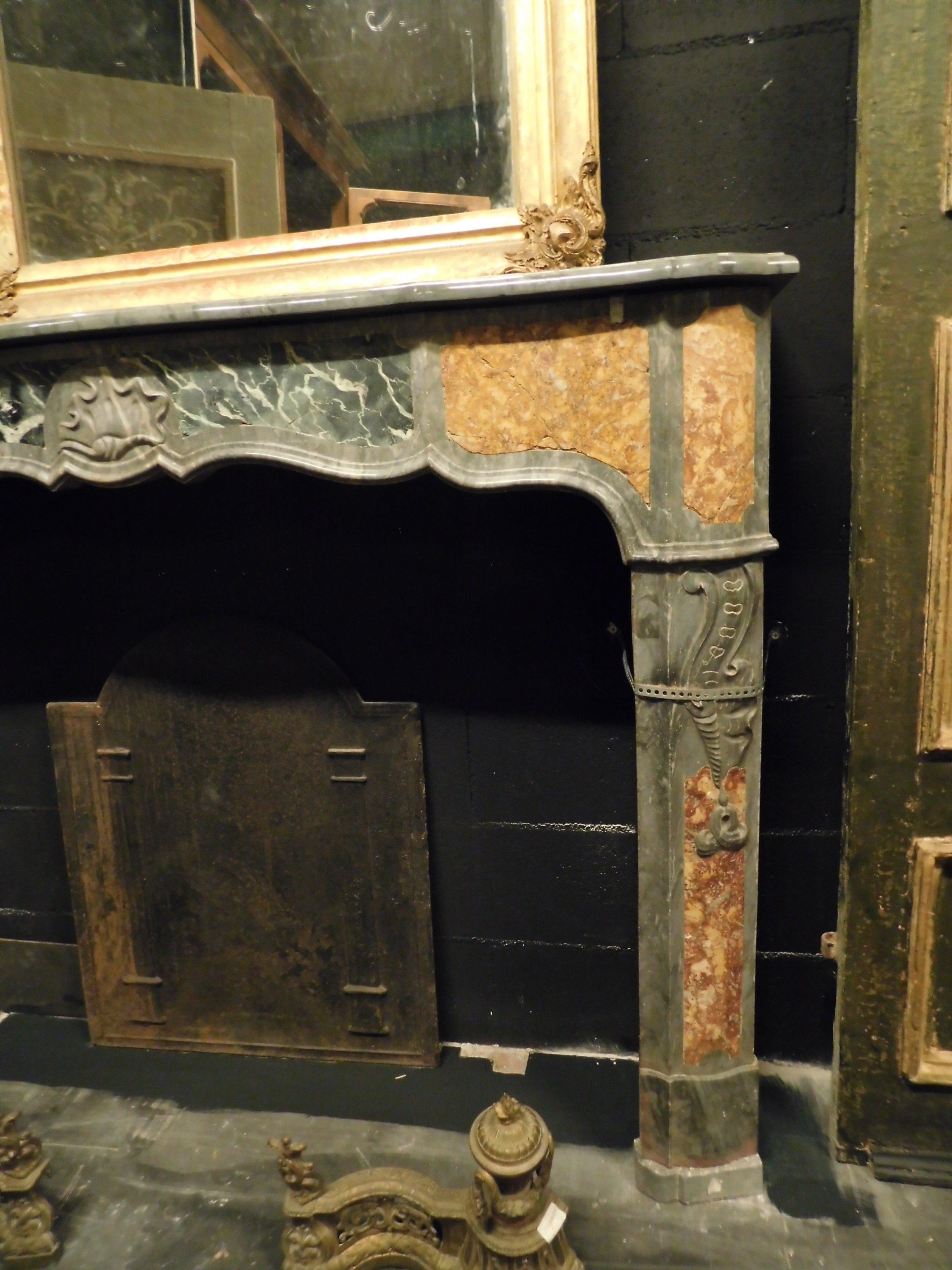 Antique Fireplace in Inlaid Gray, Black and Yellow Marble, Shell, 1700 Italy In Good Condition For Sale In Cuneo, Italy (CN)