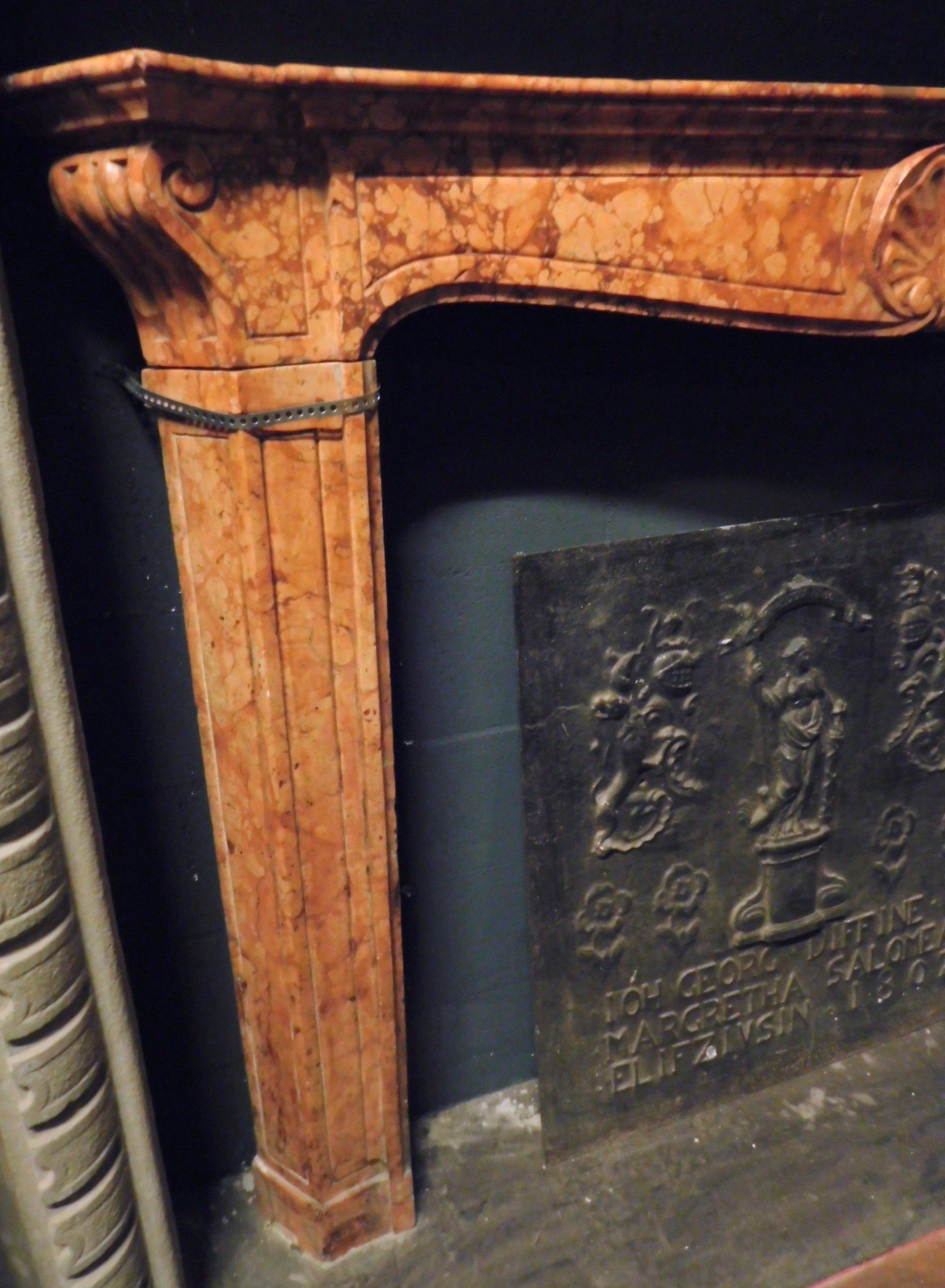Antique Fireplace in Red Marble with Carved Central Shell, 18th Century, Italy In Good Condition For Sale In Cuneo, Italy (CN)