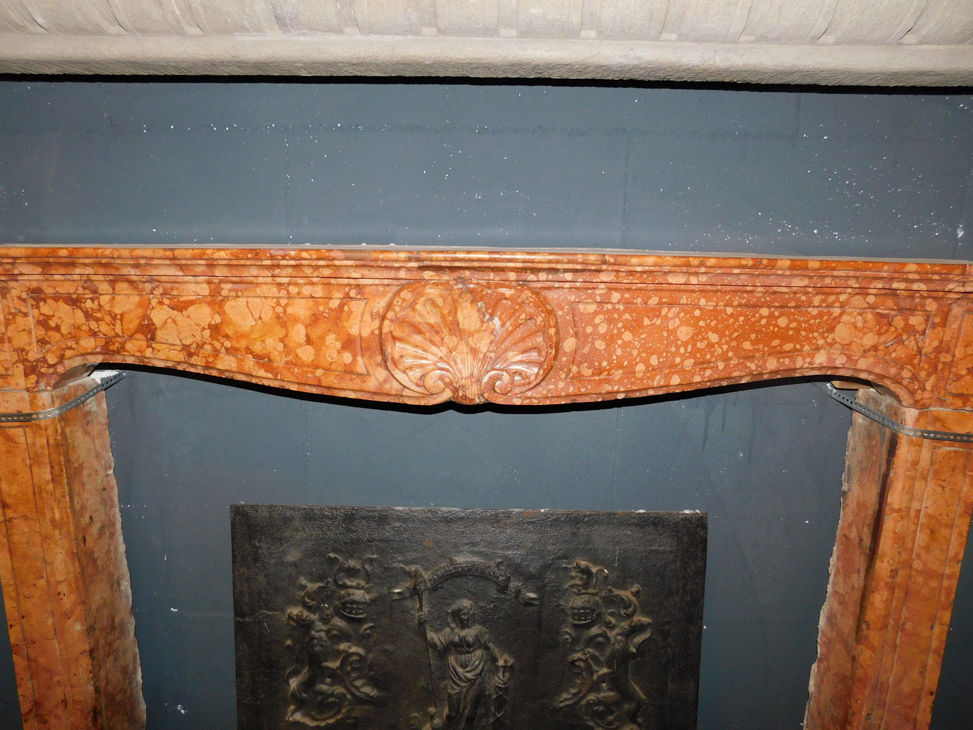 18th Century and Earlier Antique Fireplace in Red Marble with Carved Central Shell, 18th Century, Italy For Sale