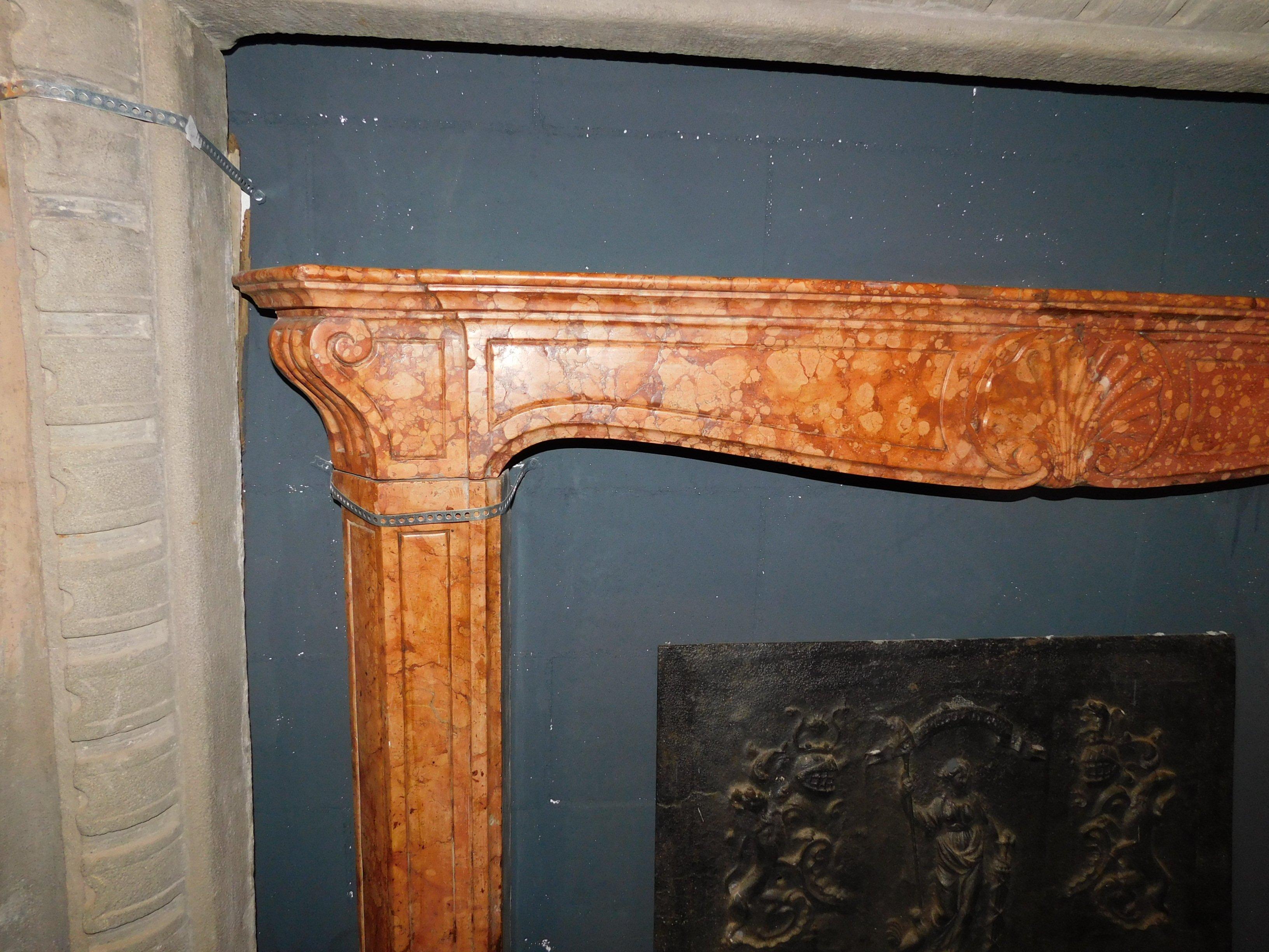 Antique Fireplace in Red Marble with Carved Central Shell, 18th Century, Italy For Sale 1