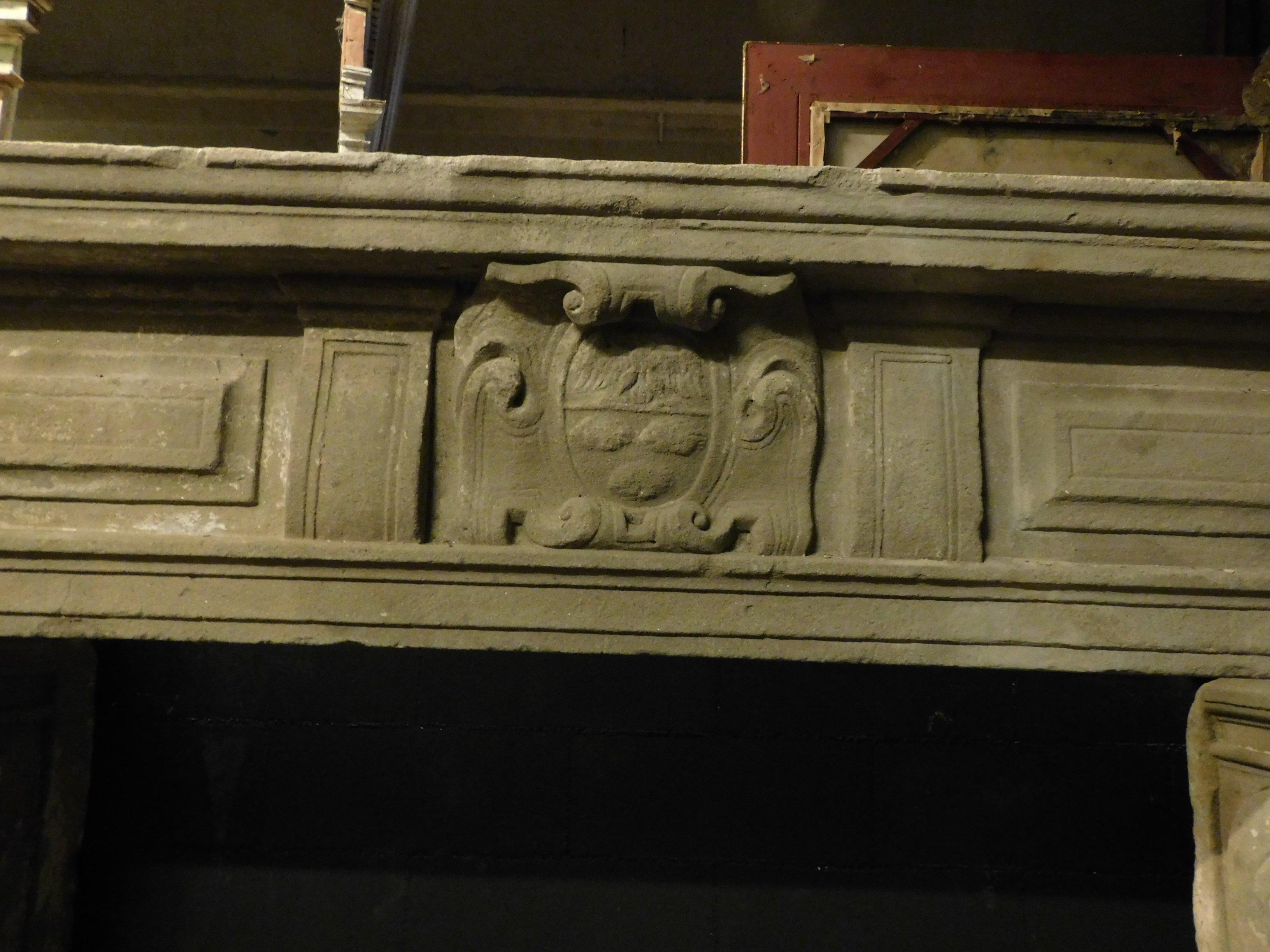 Cheminée ancienne en pierre Serena, pieds de lions-Armoiries nobles, 1500, Italie Bon état - En vente à Cuneo, Italy (CN)
