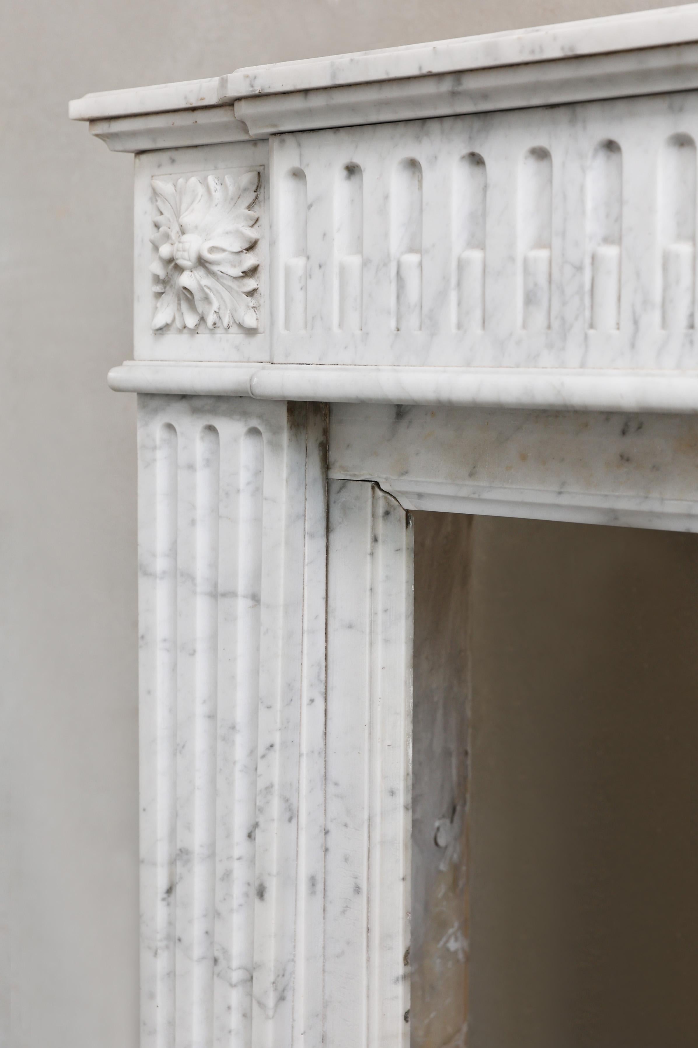 Caminetto antico in stile Luigi XVI, XIX secolo, marmo di Carrara in vendita 6