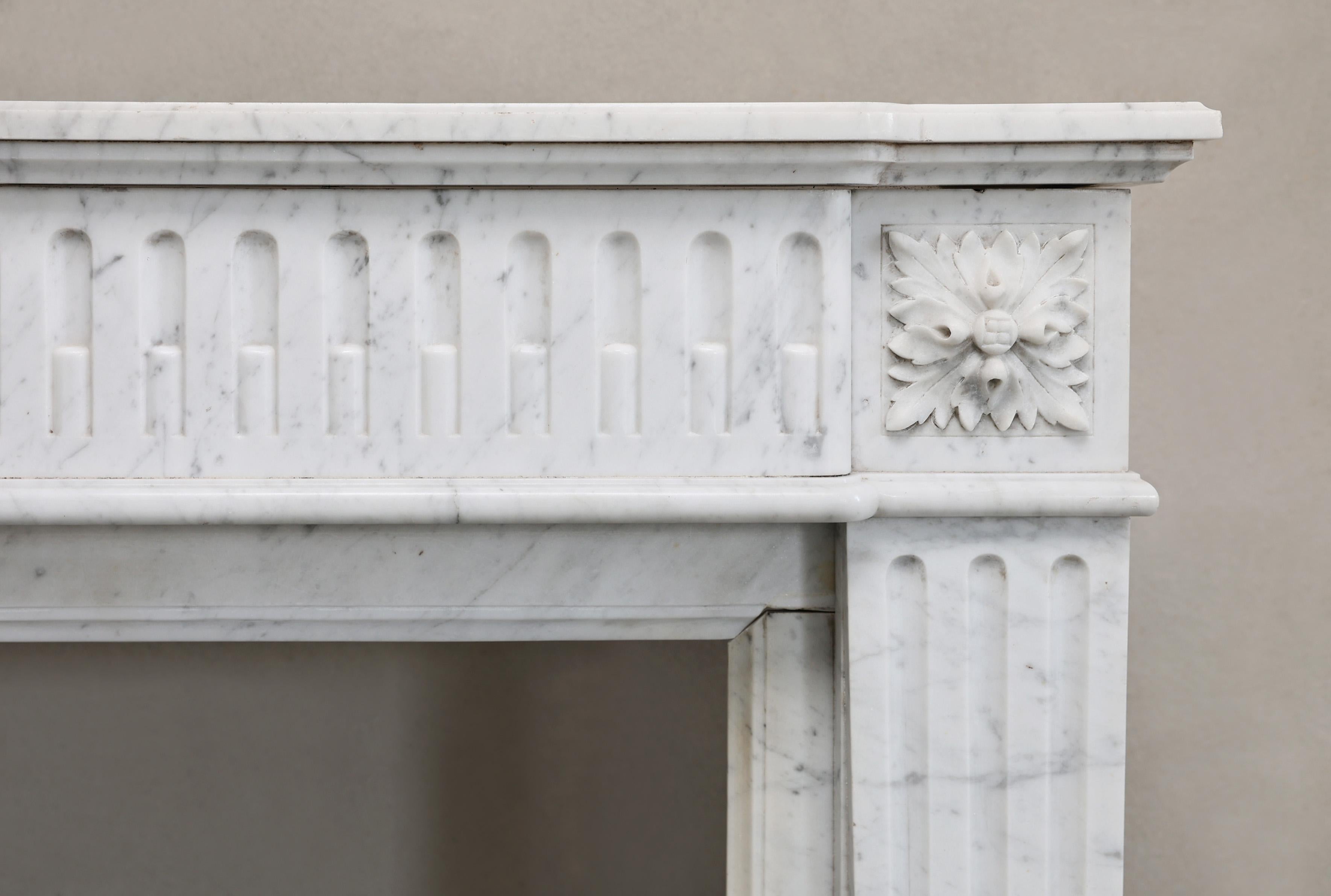 Francese Caminetto antico in stile Luigi XVI, XIX secolo, marmo di Carrara in vendita