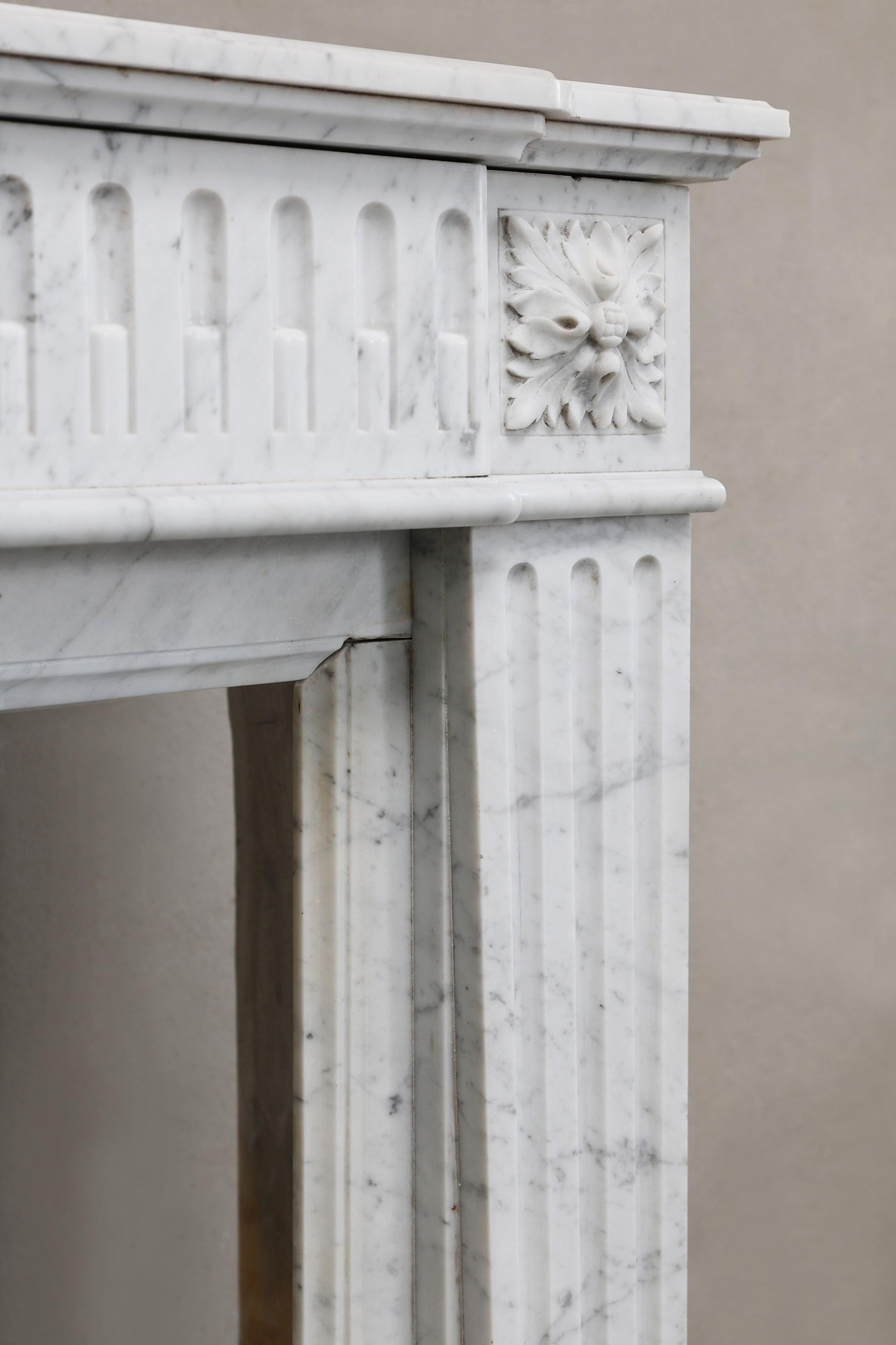 Caminetto antico in stile Luigi XVI, XIX secolo, marmo di Carrara in vendita 4