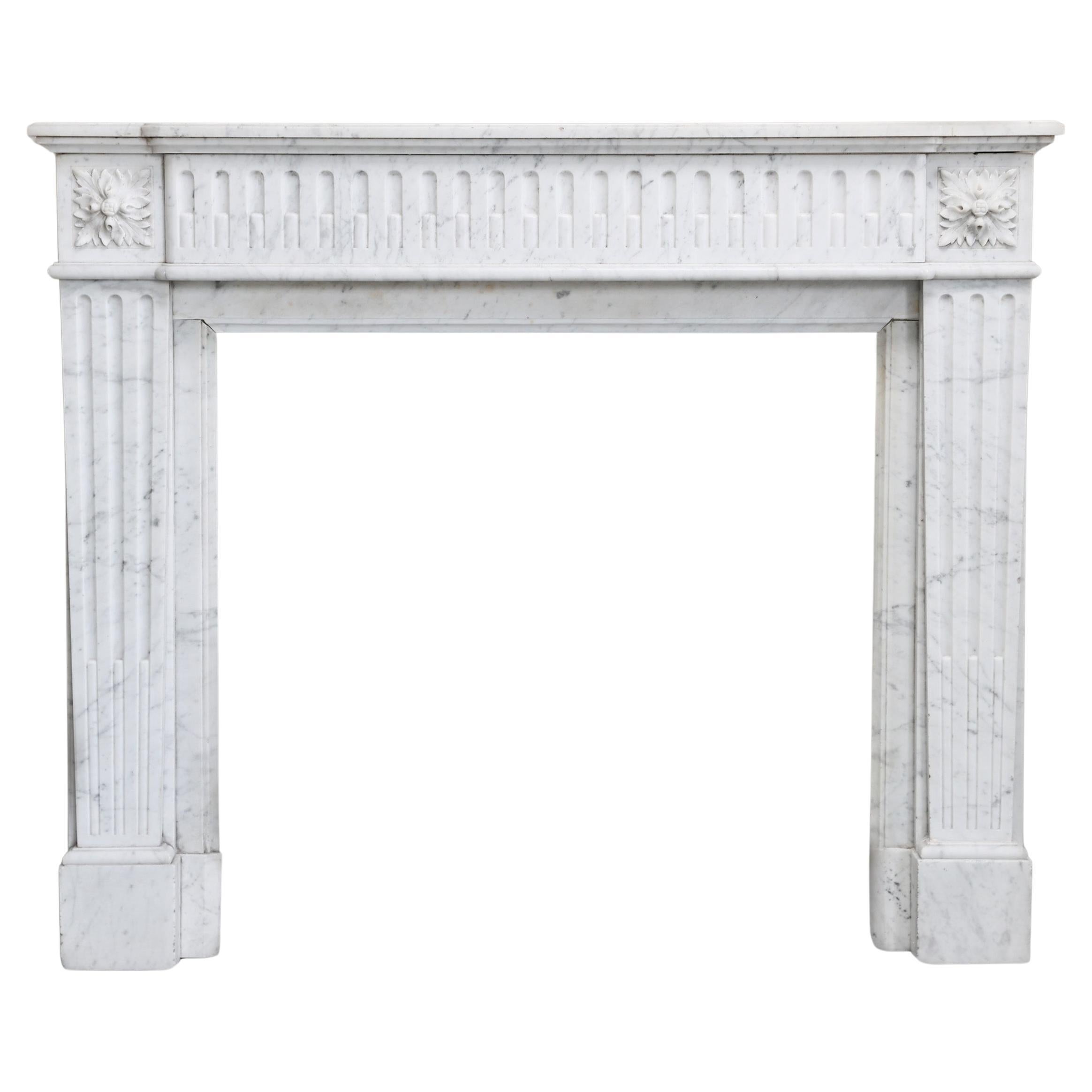 Cheminée ancienne de style Louis XVI, 19e siècle, marbre carrara
