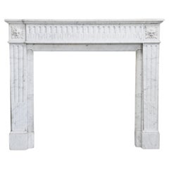 Cheminée ancienne de style Louis XVI, 19e siècle, marbre carrara