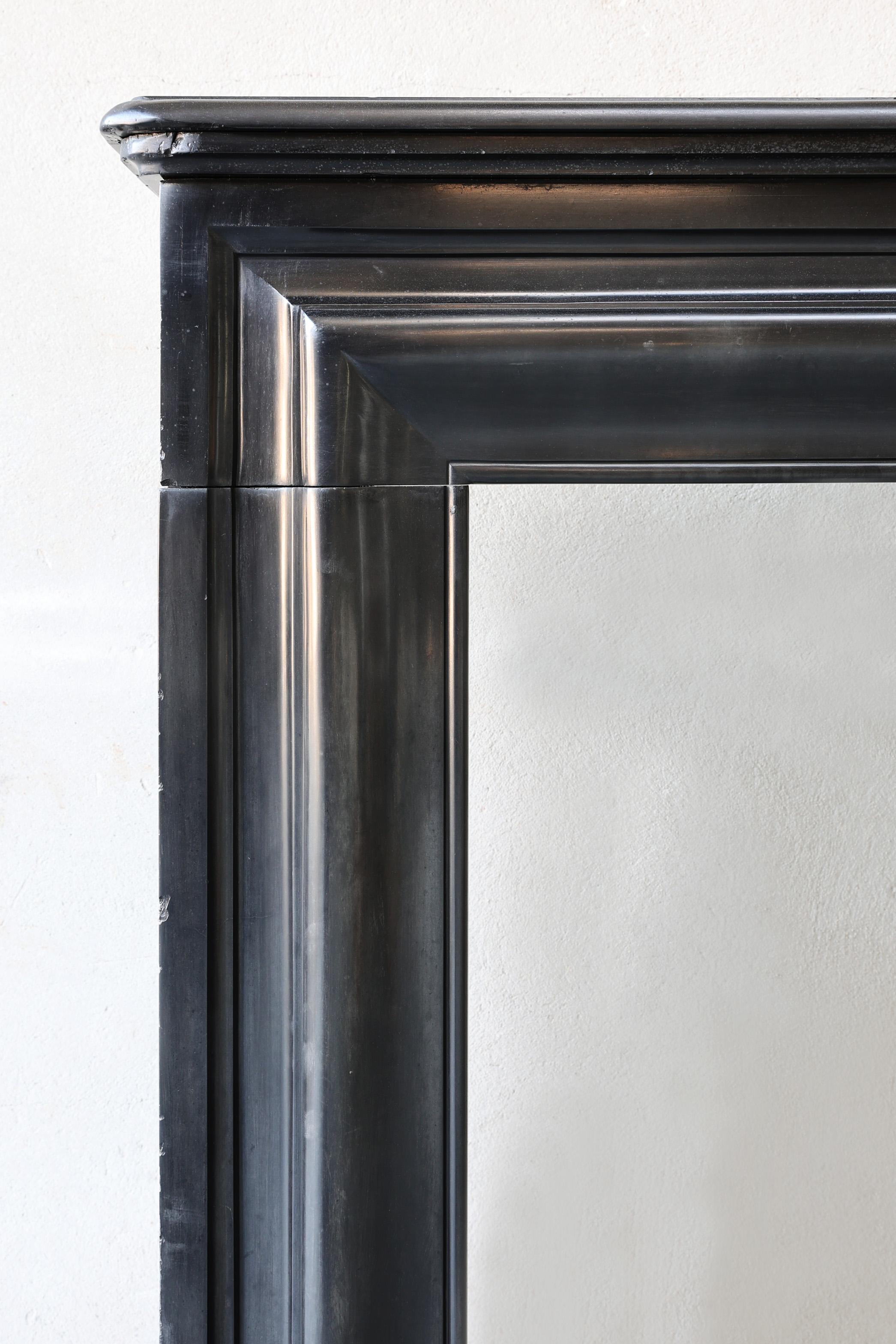Chimenea antigua de estilo Luis XVI, mármol noir de mazy, siglo XIX en venta 5