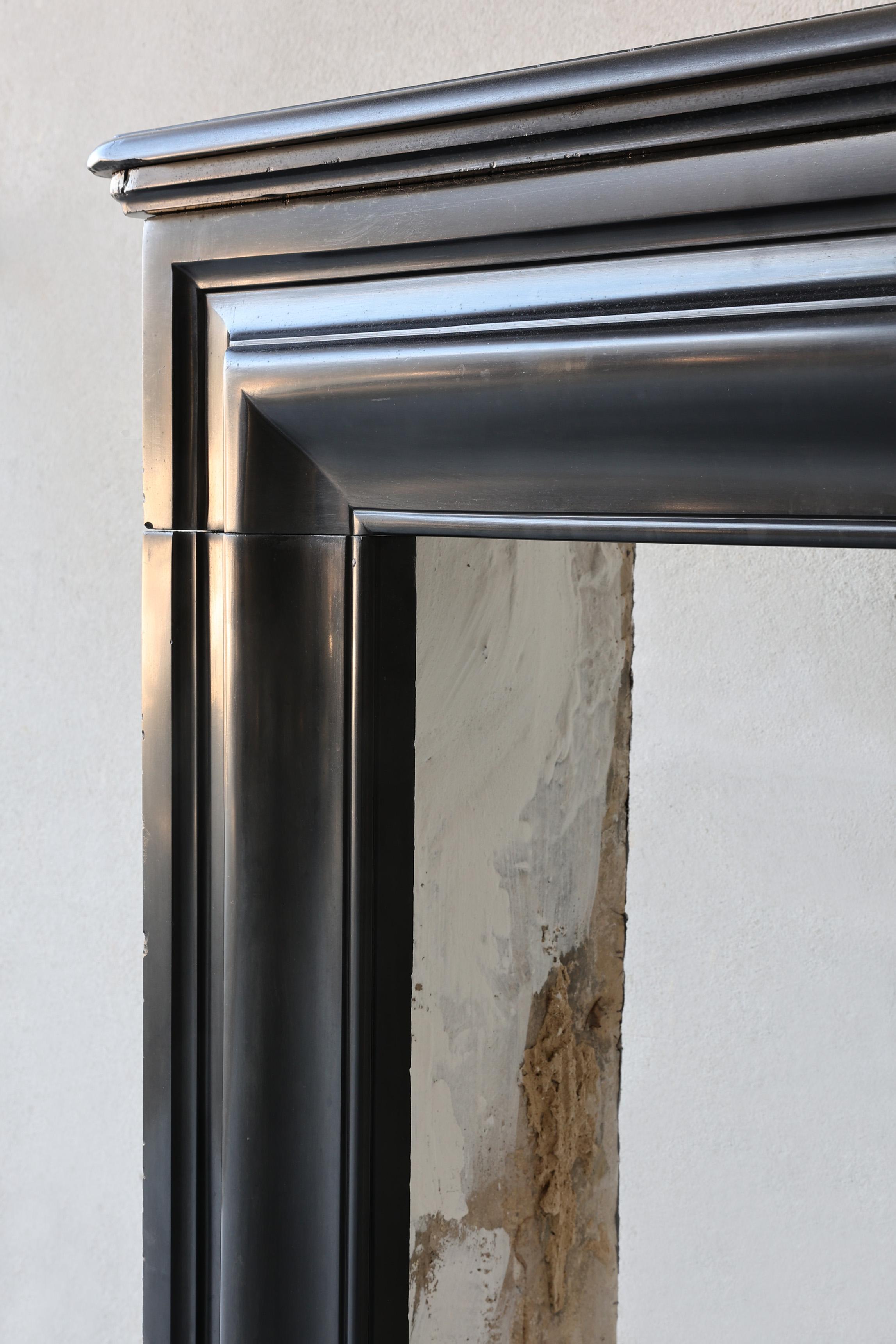 Chimenea antigua de estilo Luis XVI, mármol noir de mazy, siglo XIX en venta 6
