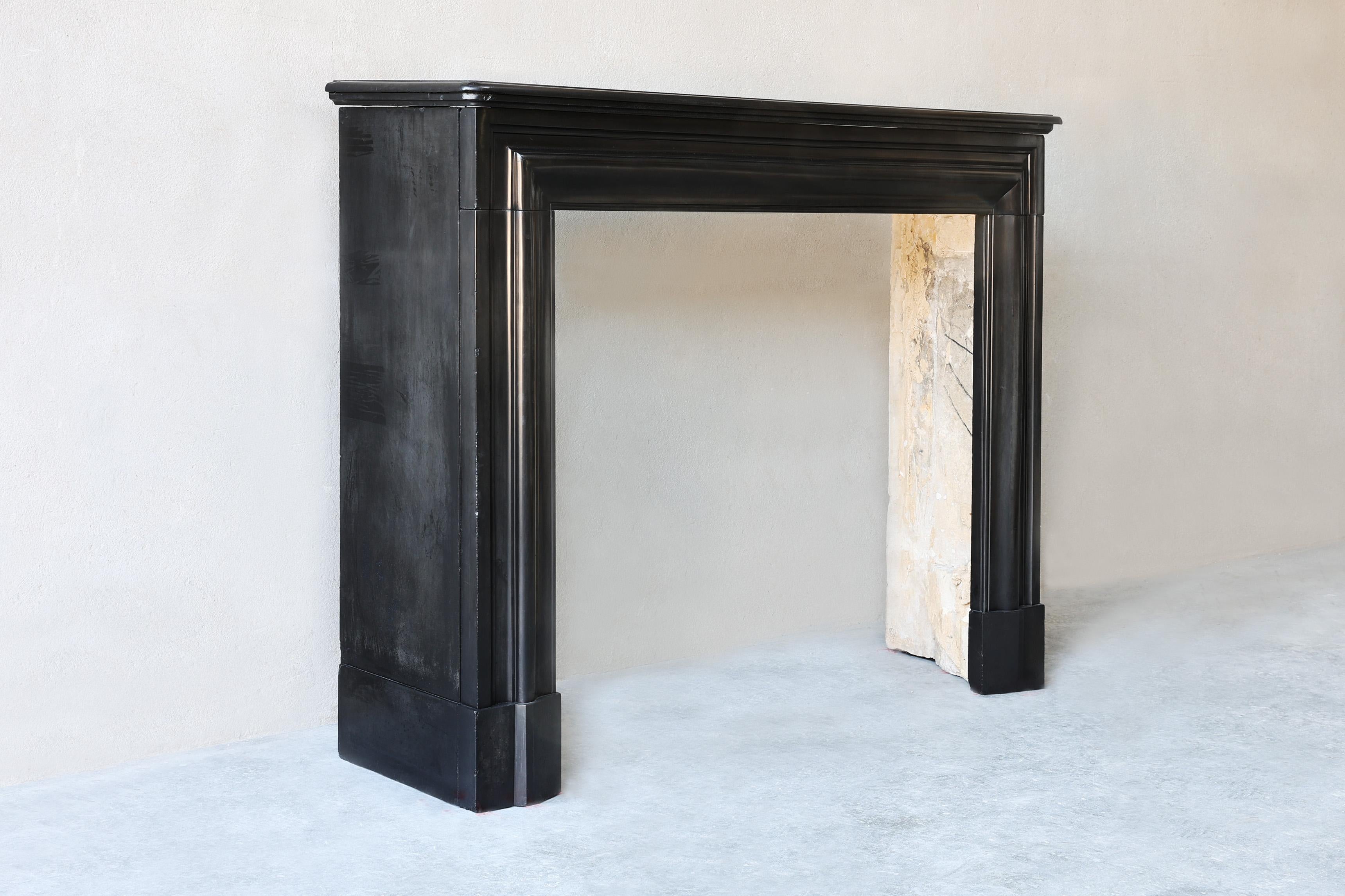 Esta elegante chimenea atemporal del siglo XIX está hecha con el raro mármol Noir de Mazy, un mármol belga de color negro intenso conocido por su aspecto lujoso. Ejecutada en el refinado estilo Luis XVI, esta chimenea rezuma pura clase y artesanía.