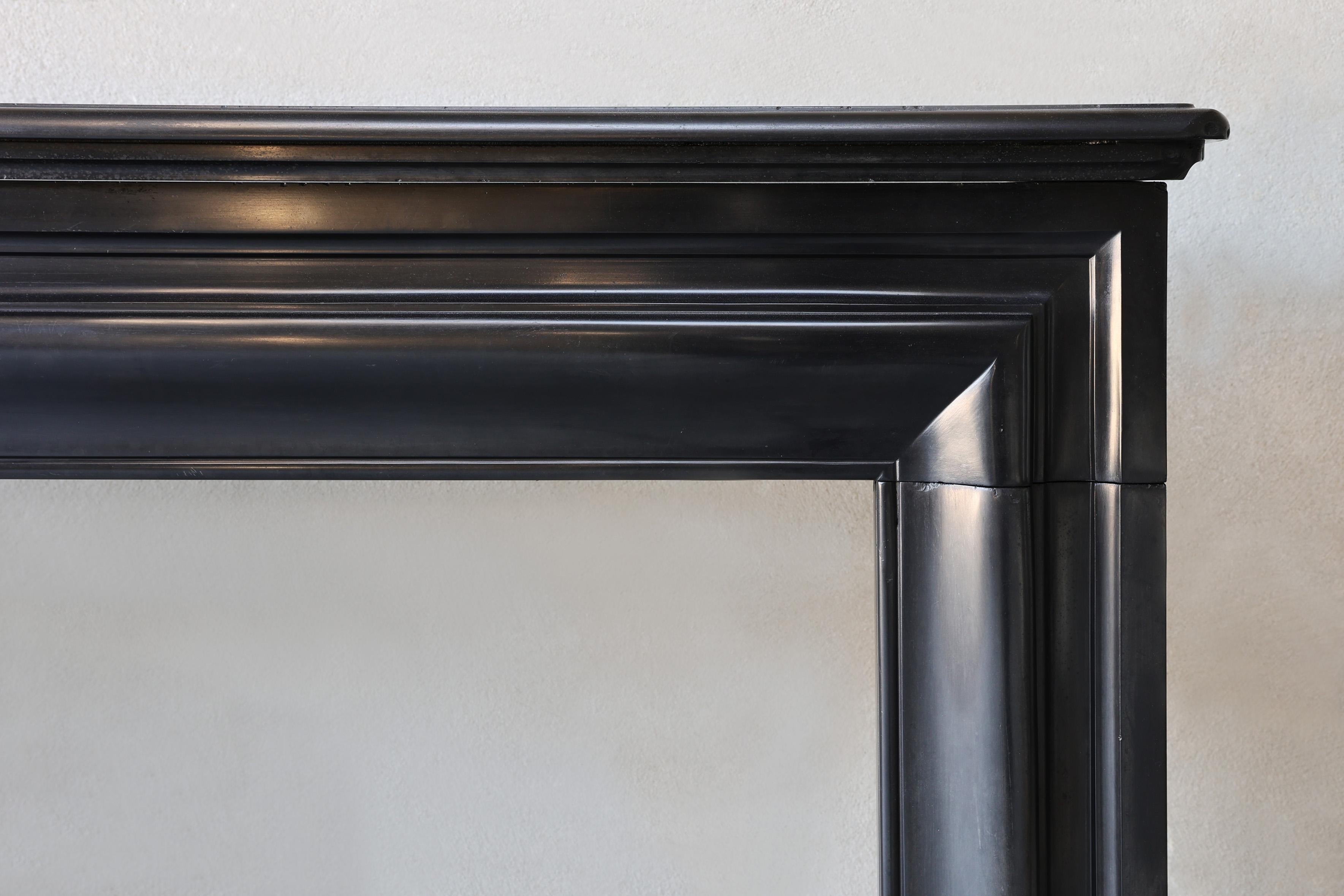 Chimenea antigua de estilo Luis XVI, mármol noir de mazy, siglo XIX Francés en venta