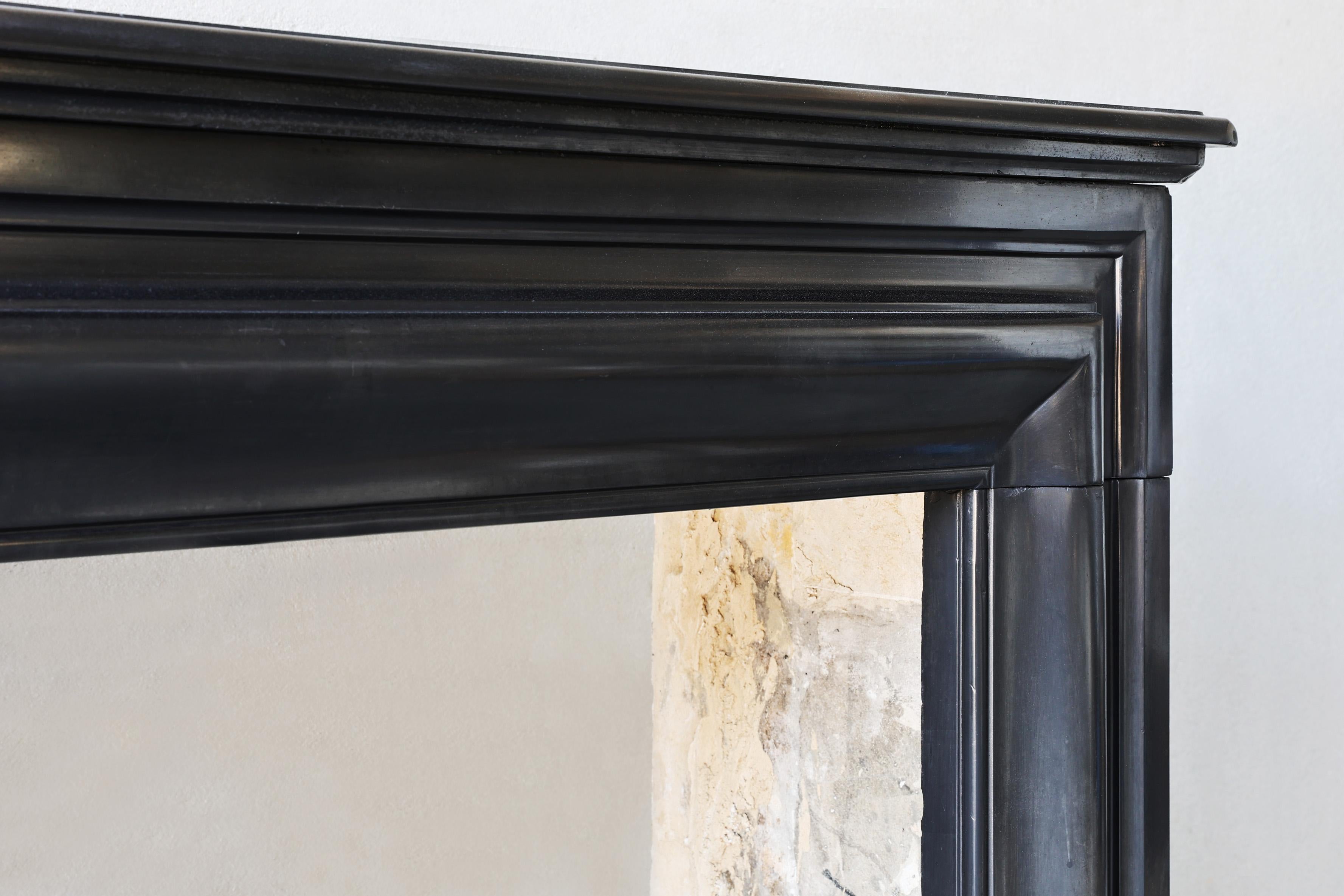 Chimenea antigua de estilo Luis XVI, mármol noir de mazy, siglo XIX en Bueno estado para la venta en Made, NL