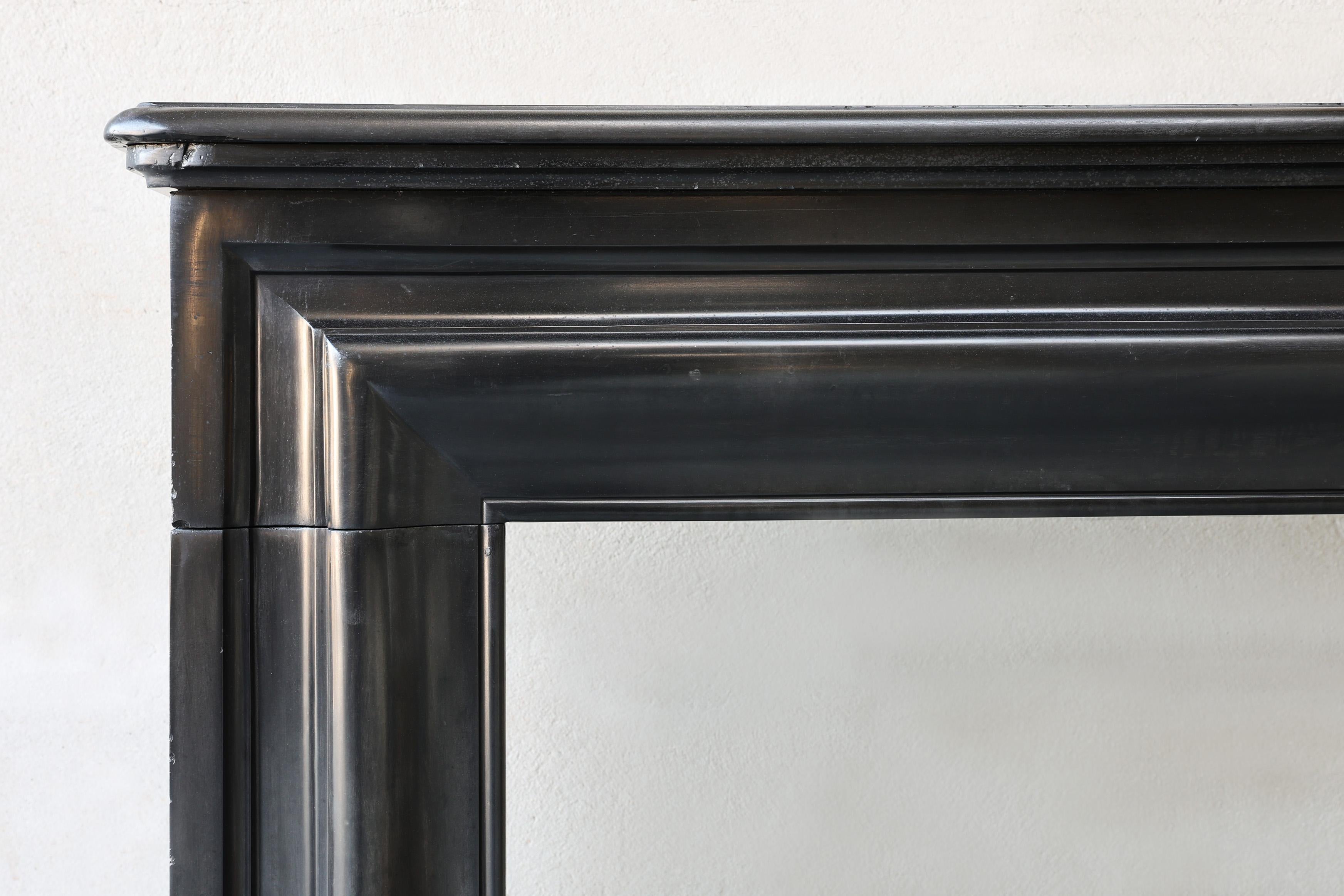 Chimenea antigua de estilo Luis XVI, mármol noir de mazy, siglo XIX Mármol en venta