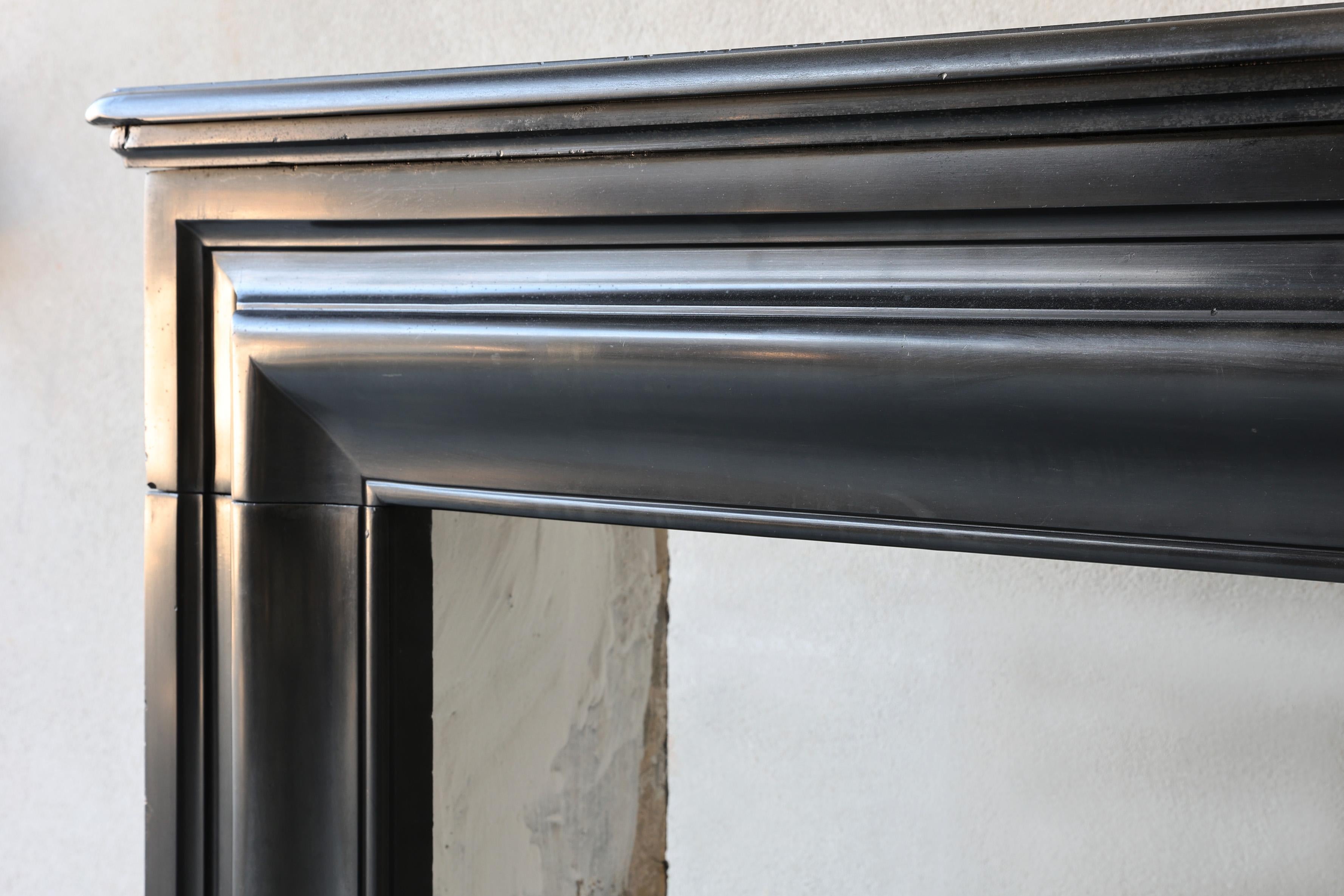 Chimenea antigua de estilo Luis XVI, mármol noir de mazy, siglo XIX en venta 1