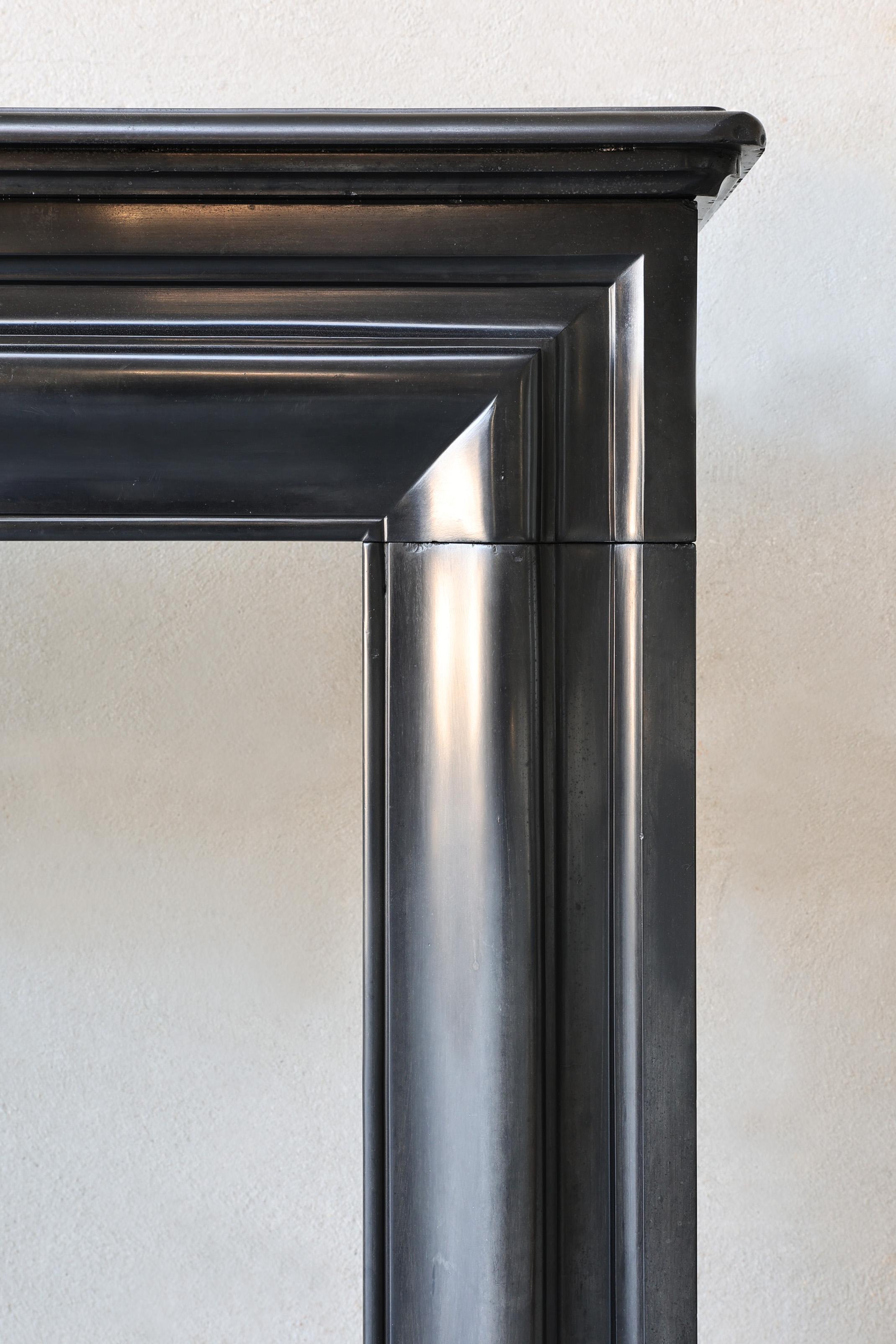 Chimenea antigua de estilo Luis XVI, mármol noir de mazy, siglo XIX en venta 2