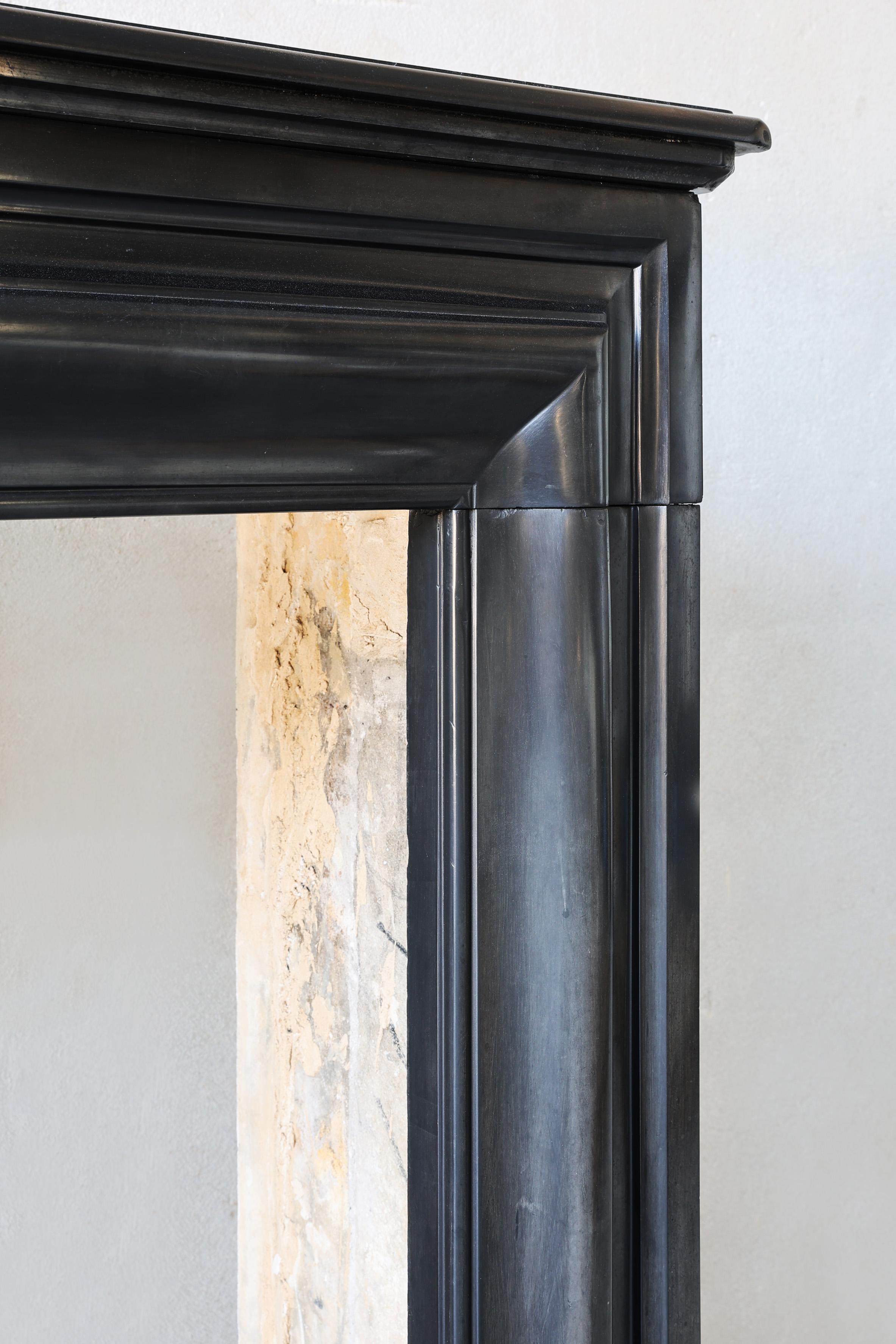Chimenea antigua de estilo Luis XVI, mármol noir de mazy, siglo XIX en venta 4