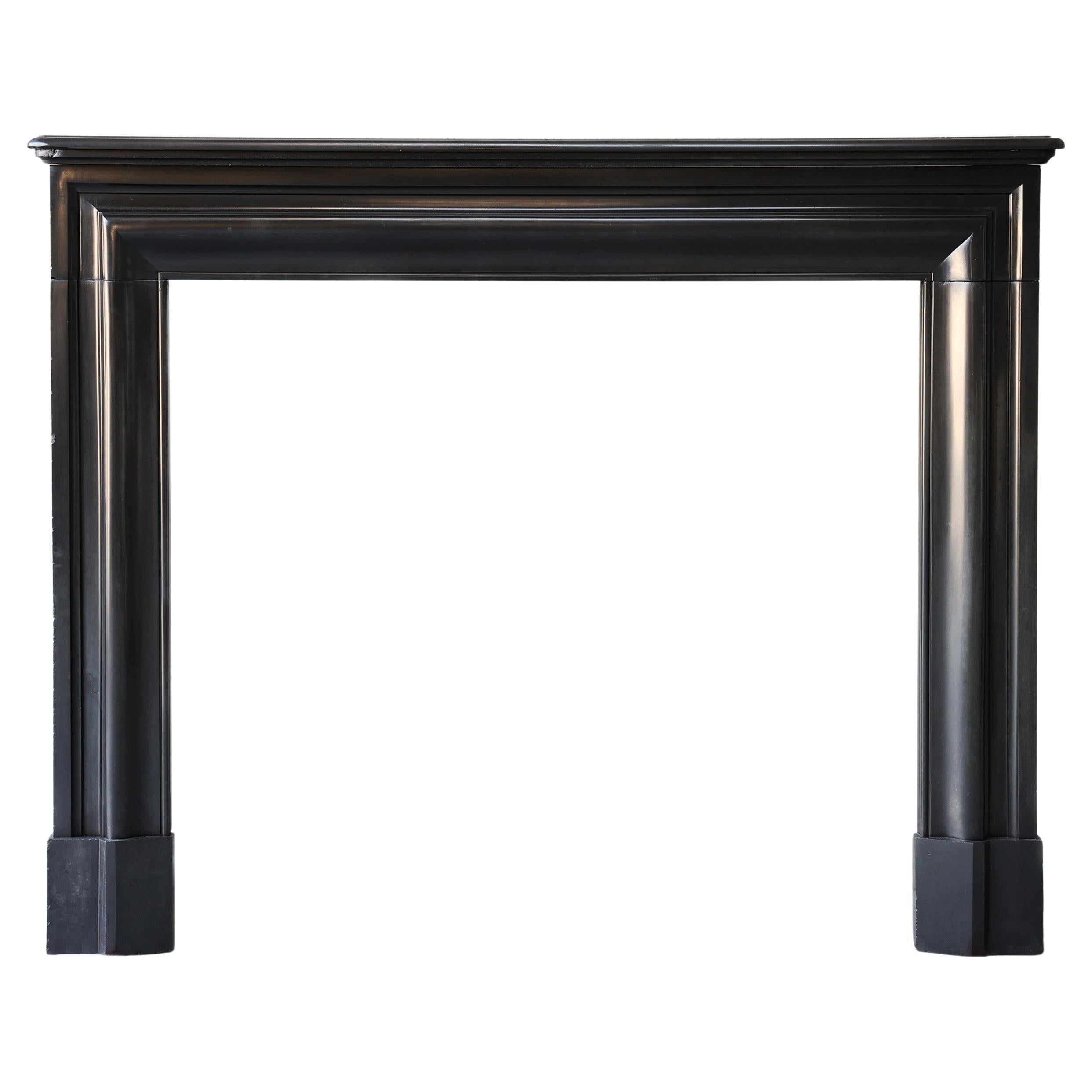 Antiker Kamin im Stil von Louis XVI., noir de mazy-Marmor, 19. Jahrhundert