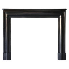 Antiker Kamin im Stil von Louis XVI., noir de mazy-Marmor, 19. Jahrhundert