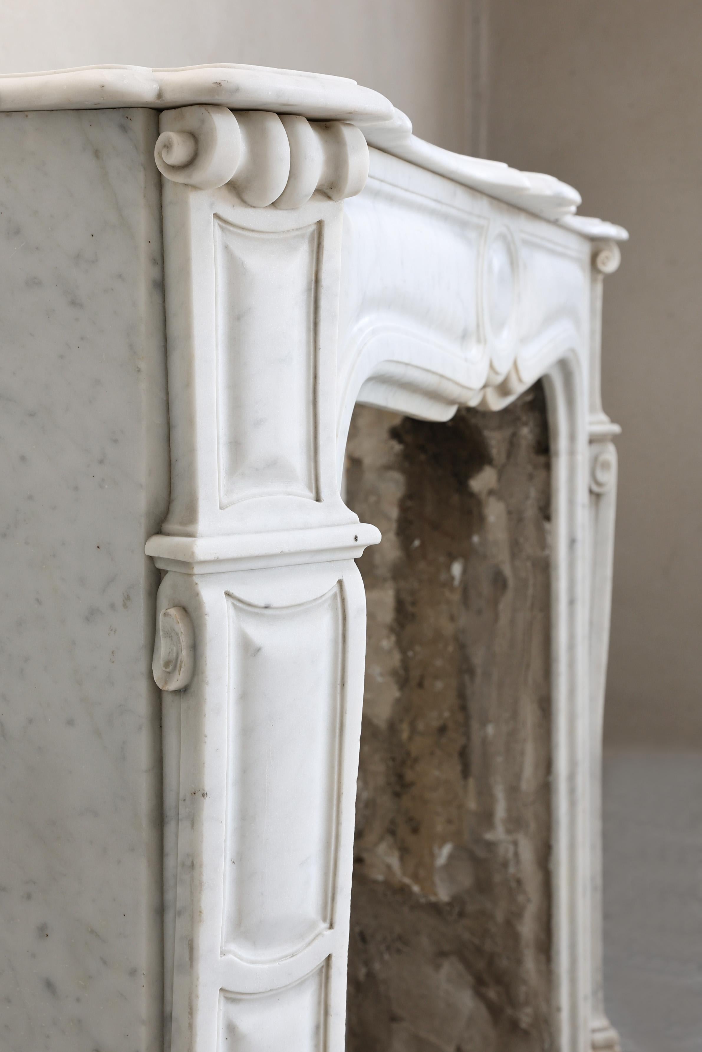 Caminetto antico in stile Pompadour, marmo di Carrara, XIX secolo in vendita 4