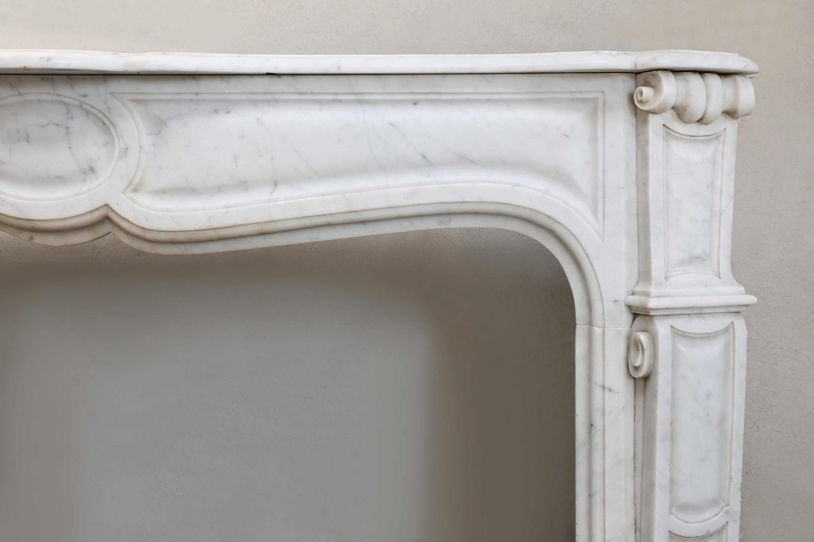 Altro Caminetto antico in stile Pompadour, marmo di Carrara, XIX secolo in vendita