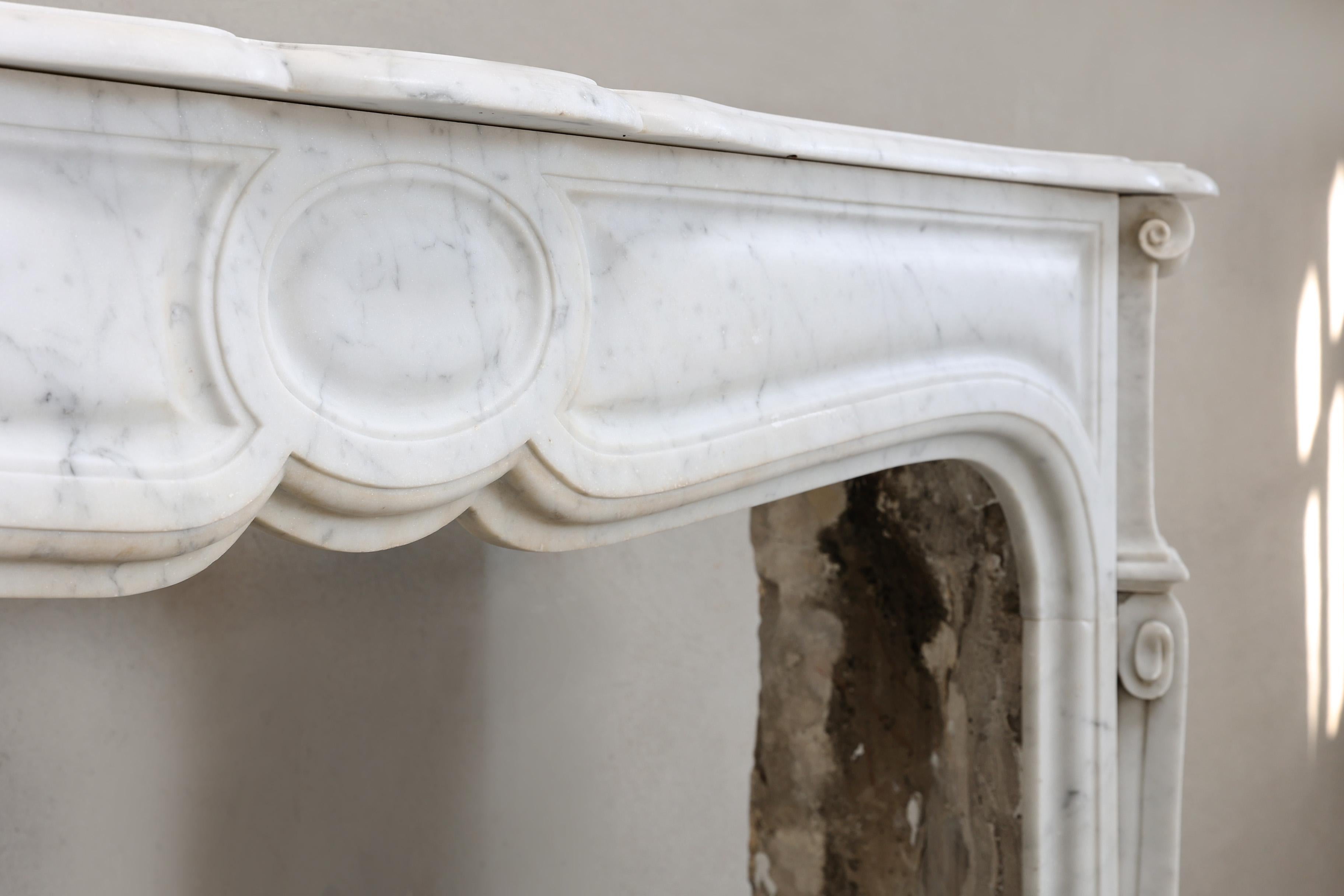 Francese Caminetto antico in stile Pompadour, marmo di Carrara, XIX secolo in vendita