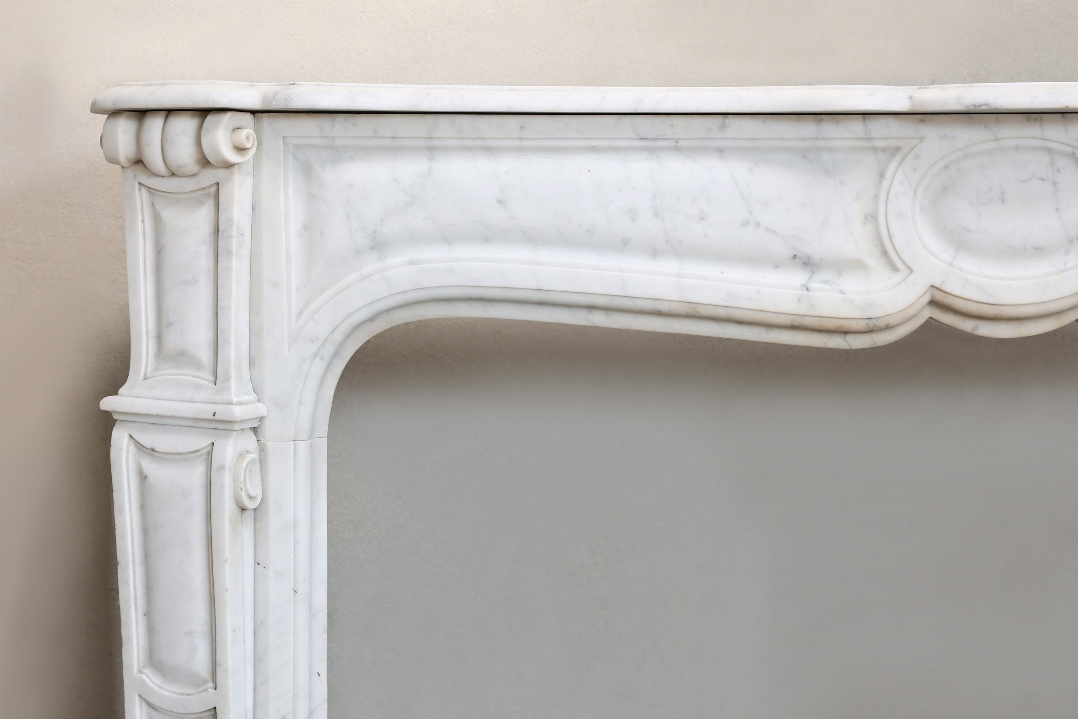 Caminetto antico in stile Pompadour, marmo di Carrara, XIX secolo In condizioni buone in vendita a Made, NL